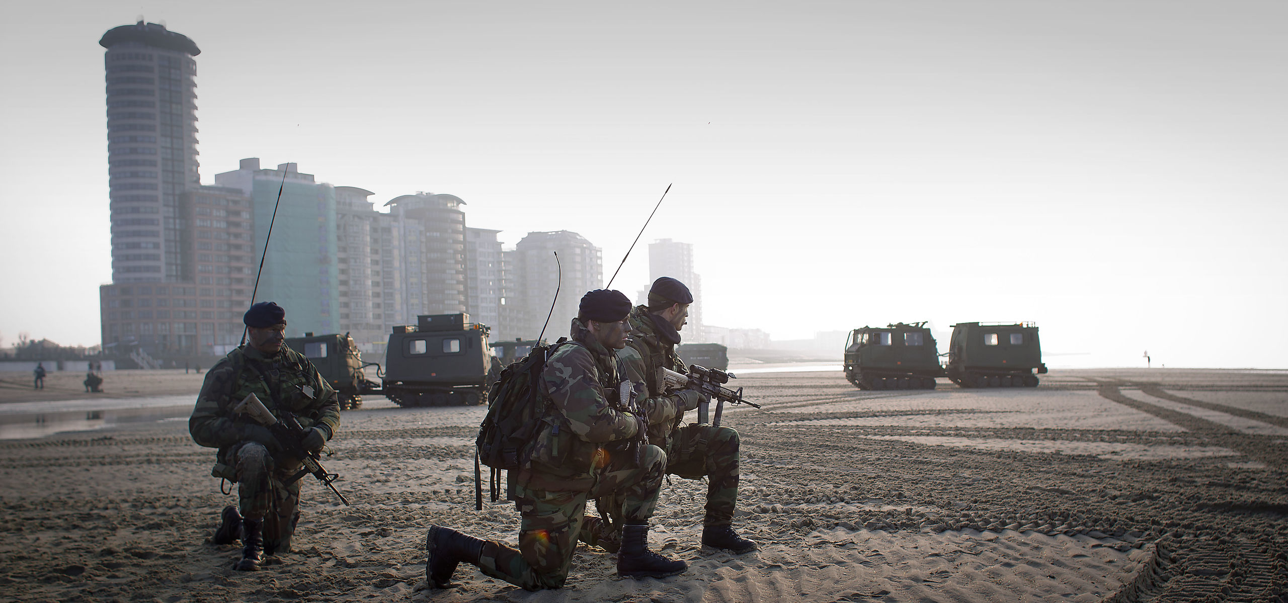 Mariniers oefenen op het strand bij Vlissingen.