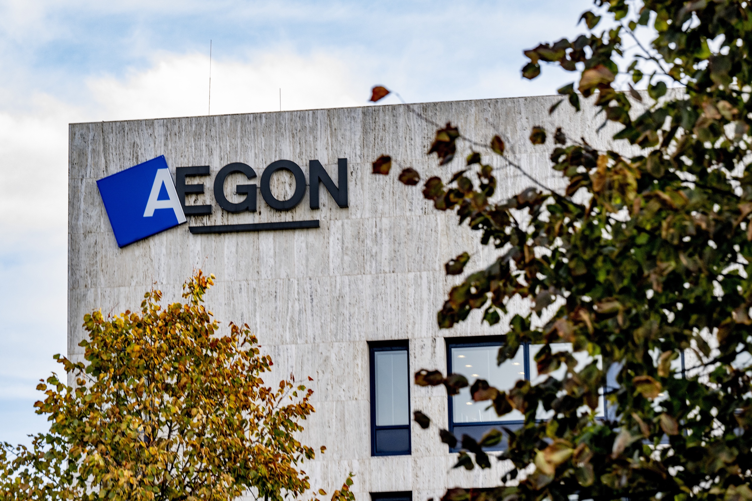 Aegon heeft een miljardenverlies geleden door de verkoop van zijn Nederlandse verzekeringsactiviteiten aan branchegenoot ASR. 
