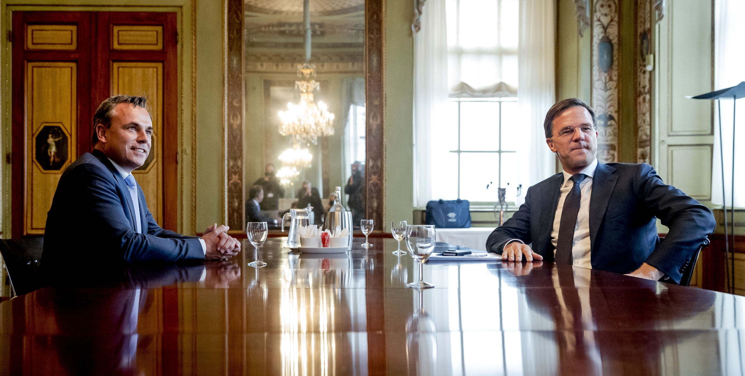 Mark Harbers (VVD) in de Stadhouderskamer voor een gesprek met formateur Mark Rutte. Harbers komt in aanmerking voor de post van de staatssecretaris van Justitie en Veiligheid in het kabinet Rutte III.