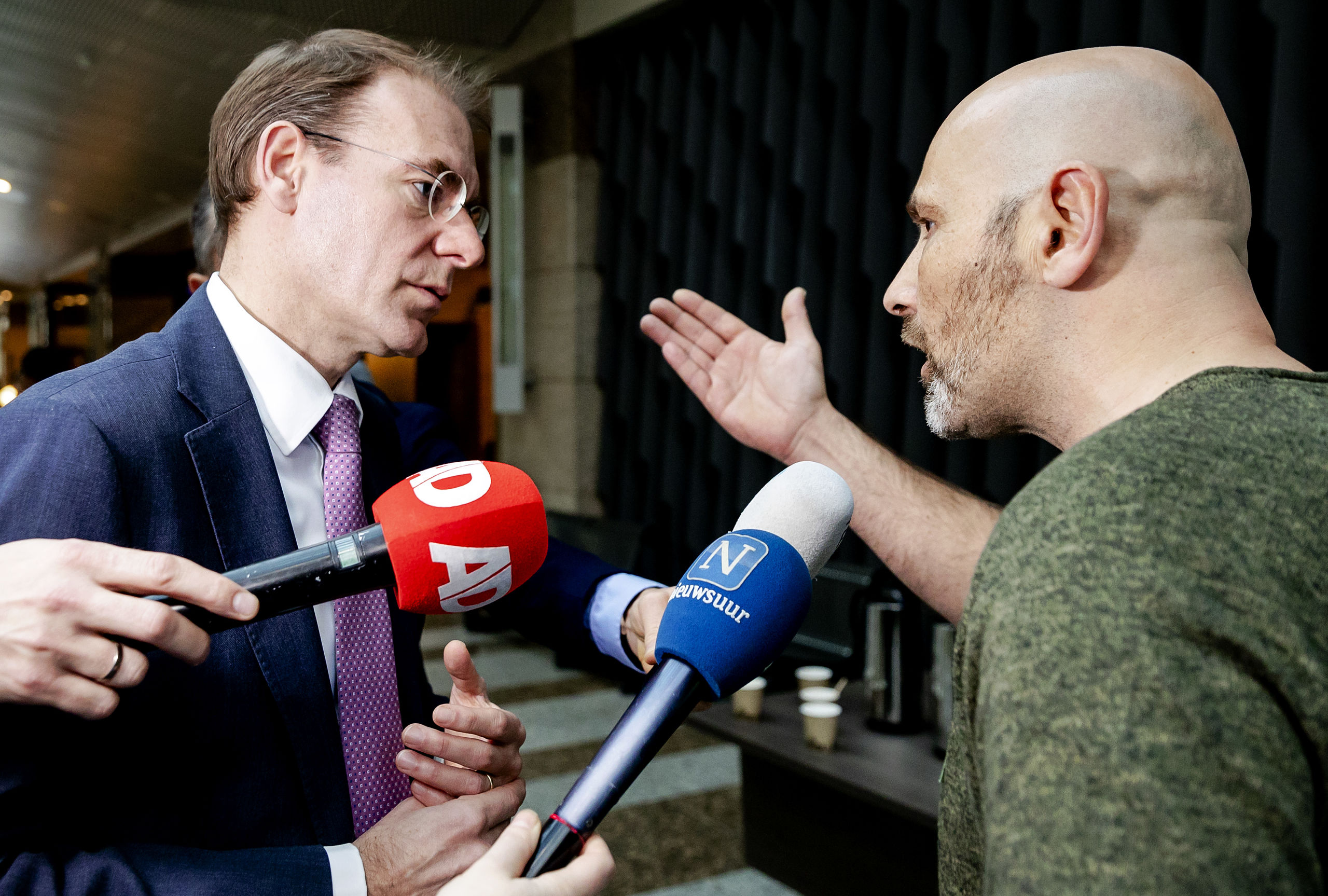 Staatssecretaris Menno Snel van Financiën in gesprek met een van de getroffen ouders.