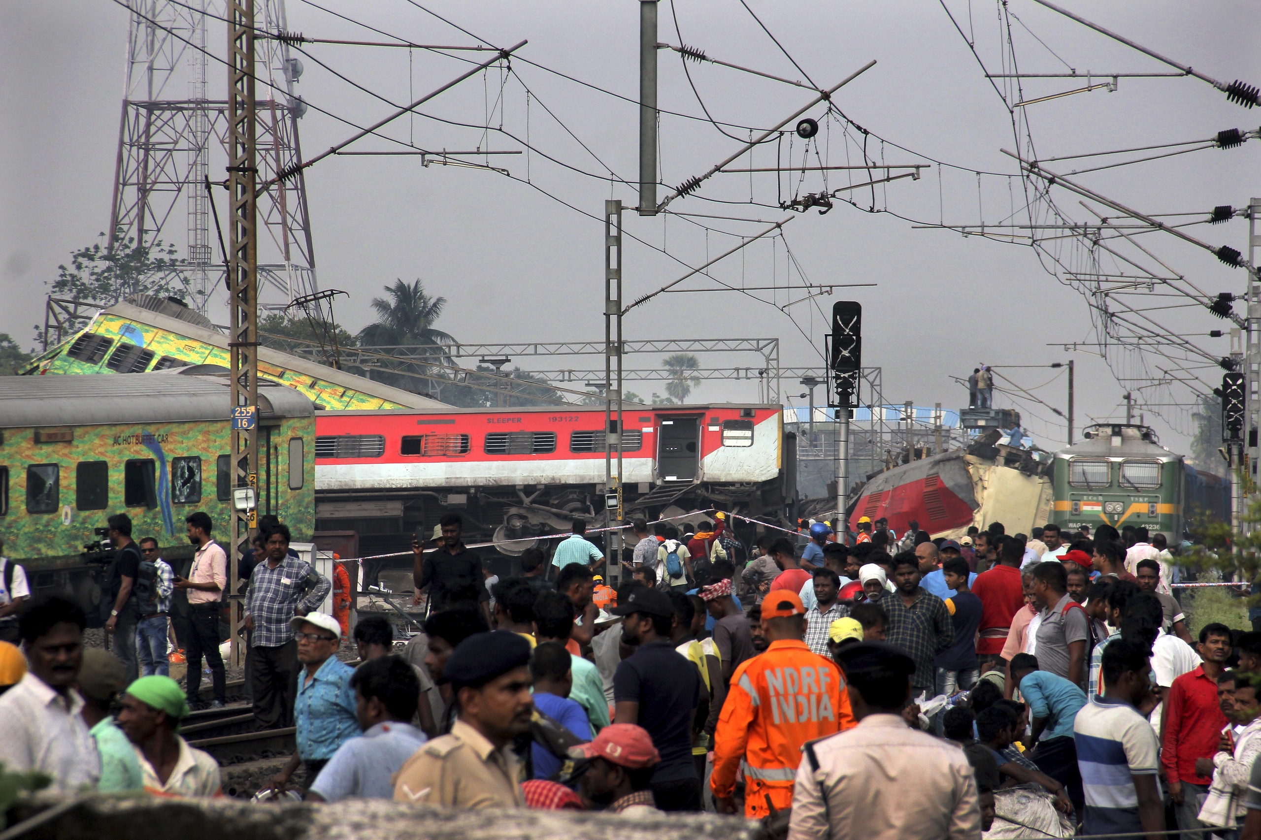 Zeker 260 mensen zijn gedood bij het ergste treinongeluk in India in ruim twintig jaar, nadat een passagierstrein in het oosten van het land van de rails raakte en een andere trein raakte. Dat meldde een woordvoerder van de South Eastern Railway. Bij het ongeval raakten ten minste 650 mensen gewond. 