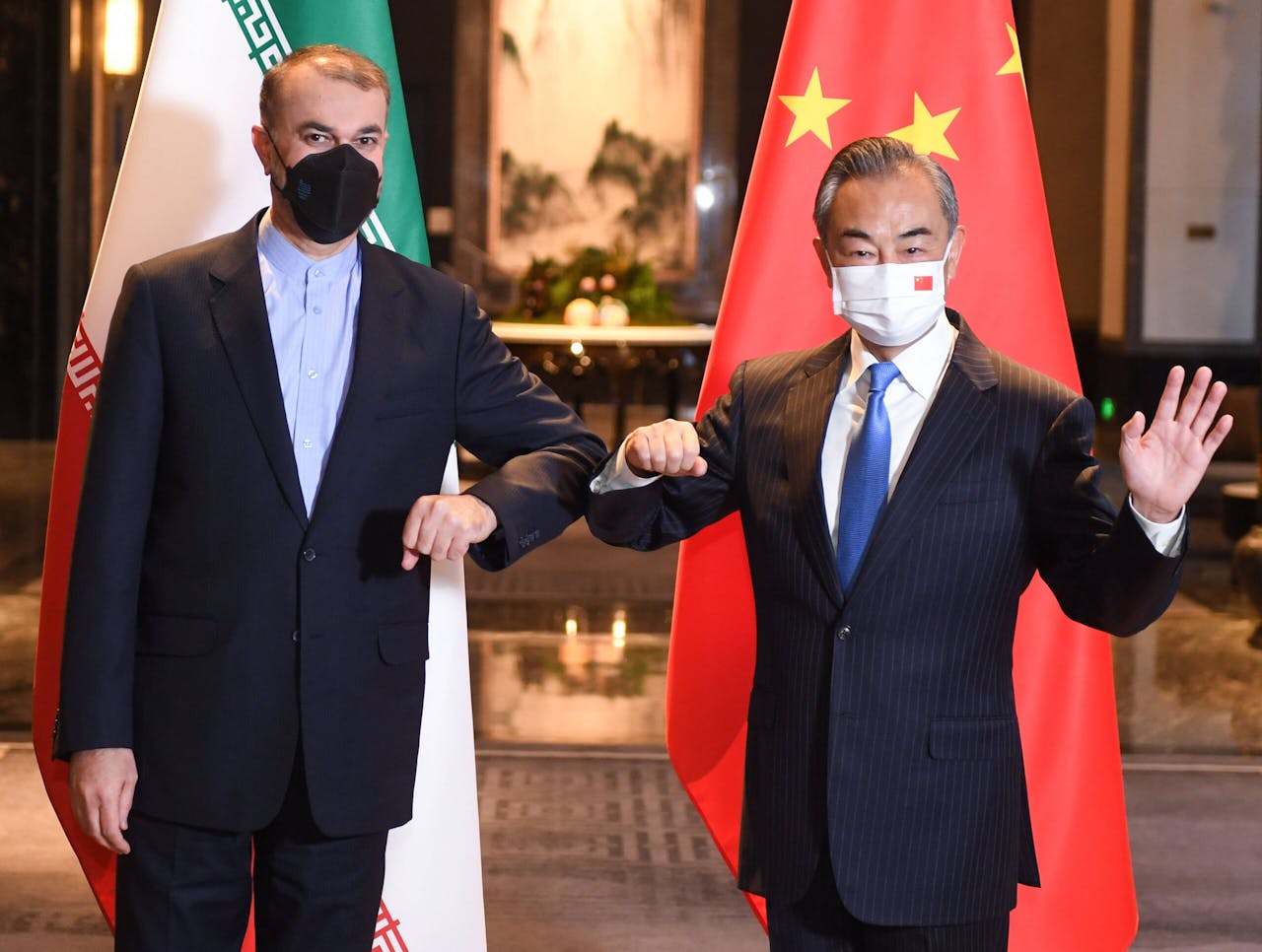 De Chinese Buitenlandminister Wang Yi (r) met zijn Iraanse collega Hossein Amir Abdollahian (l)
