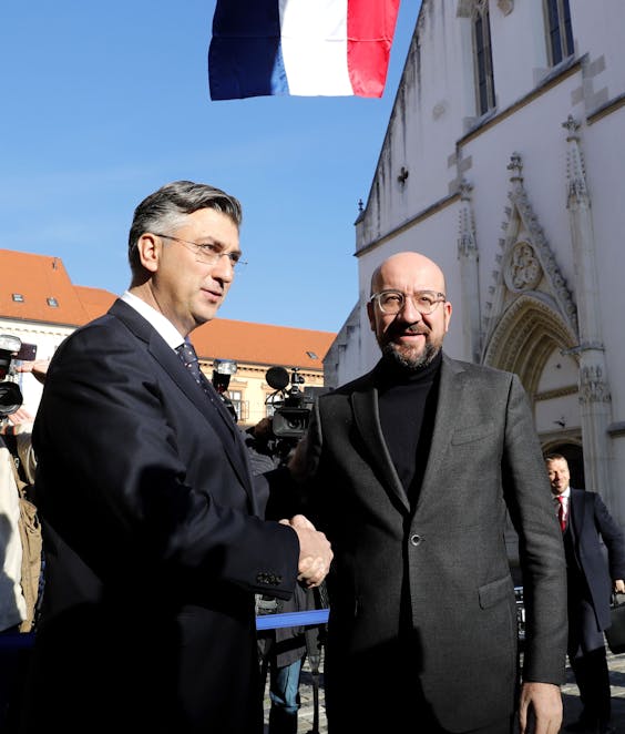 Charles Michel, de voorzitter van de Europese Raad, en zijn turtleneck. Rechts naast hem de Kroatische premier Andrej Plenkovic.