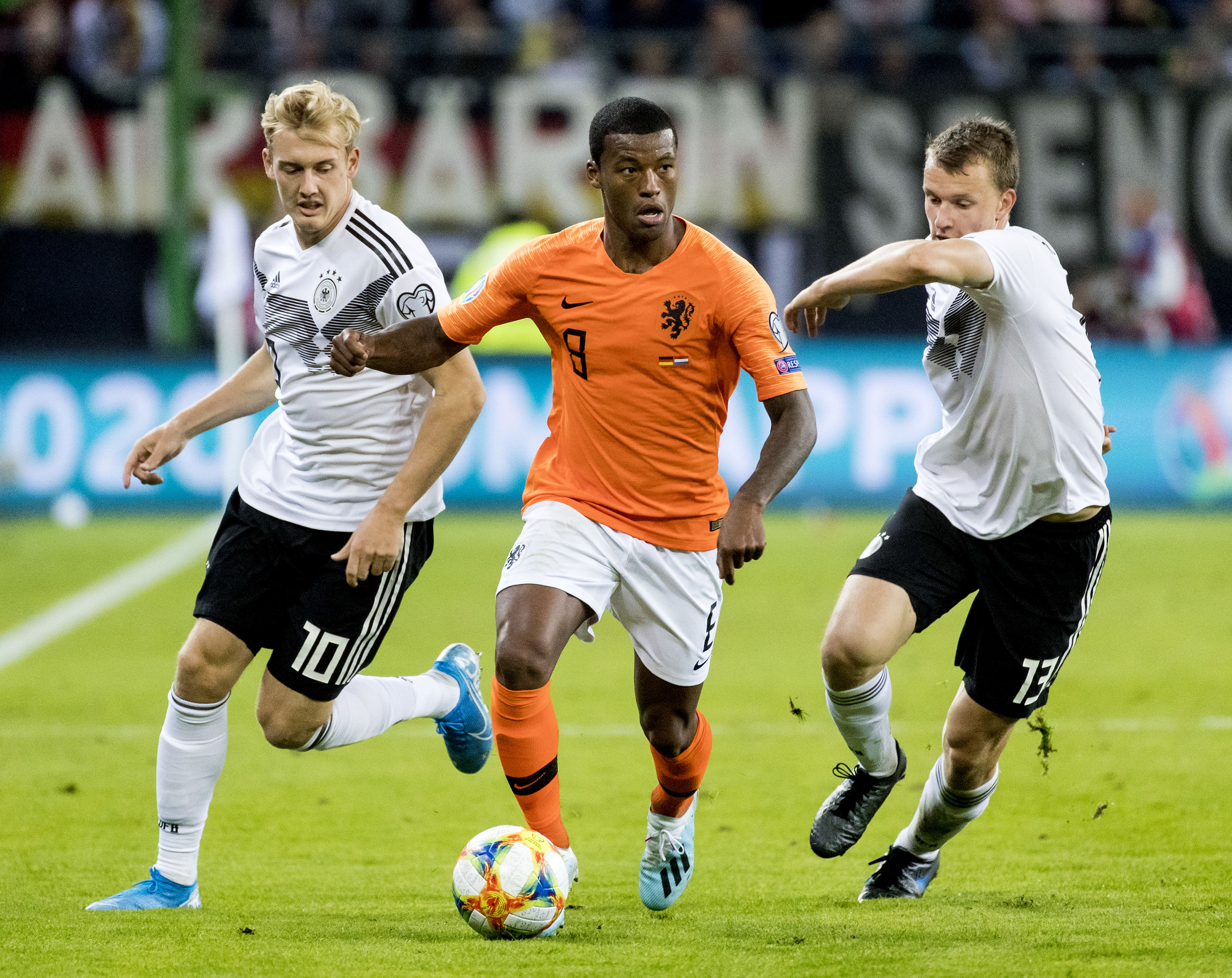 De EK-kwalificatiewedstrijd tussen Duitsland en Nederland in het Volksparkstadion