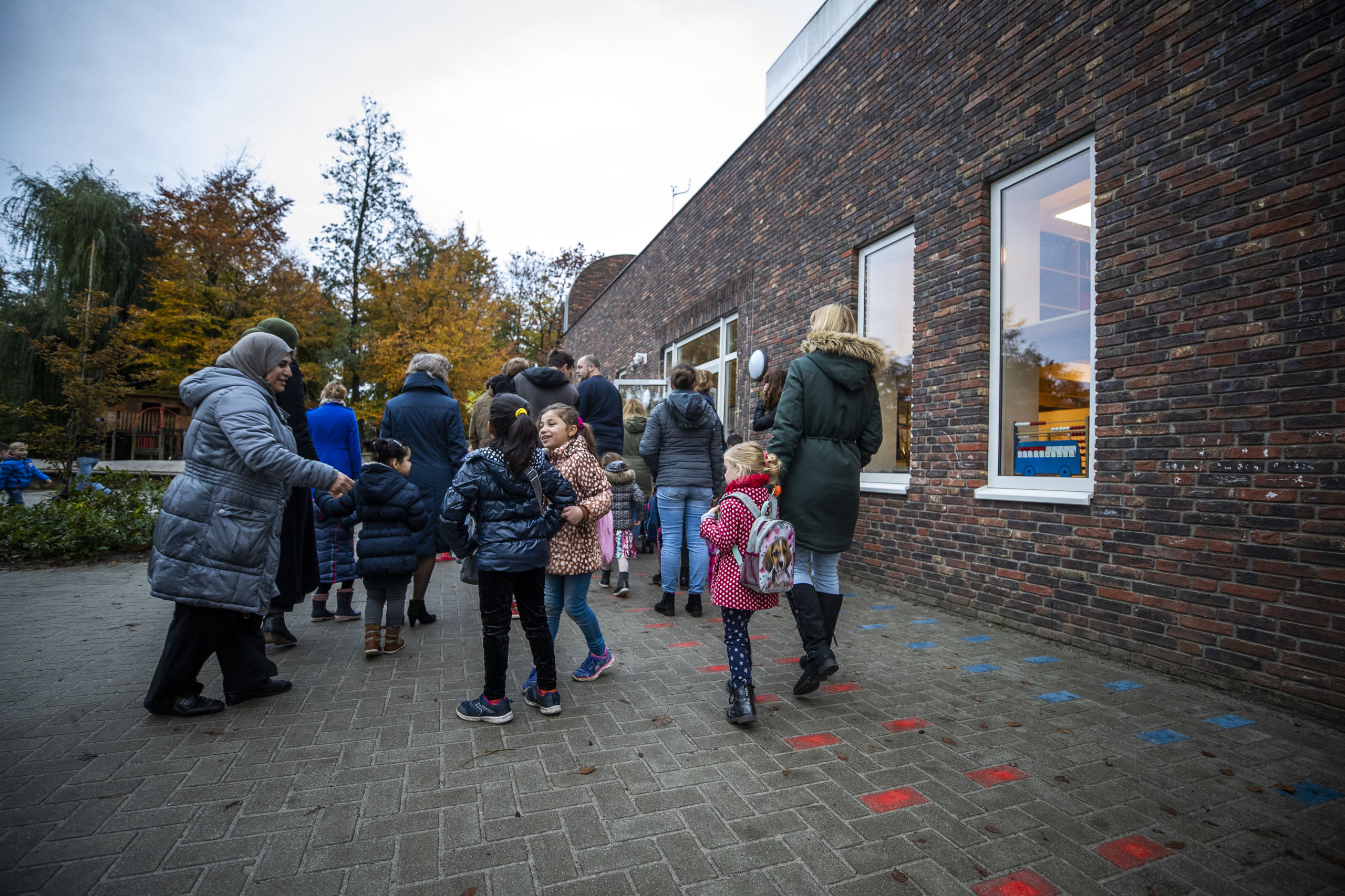 NIJKERK - Kinderen op het schoolplein van de Maranathaschool. Ondanks de landelijke lerarenstaking gaan de lessen op de school vandaag door. De schoolleiding is van mening dat staken niet het beoogde resultaat heeft. ANP JEROEN JUMELET