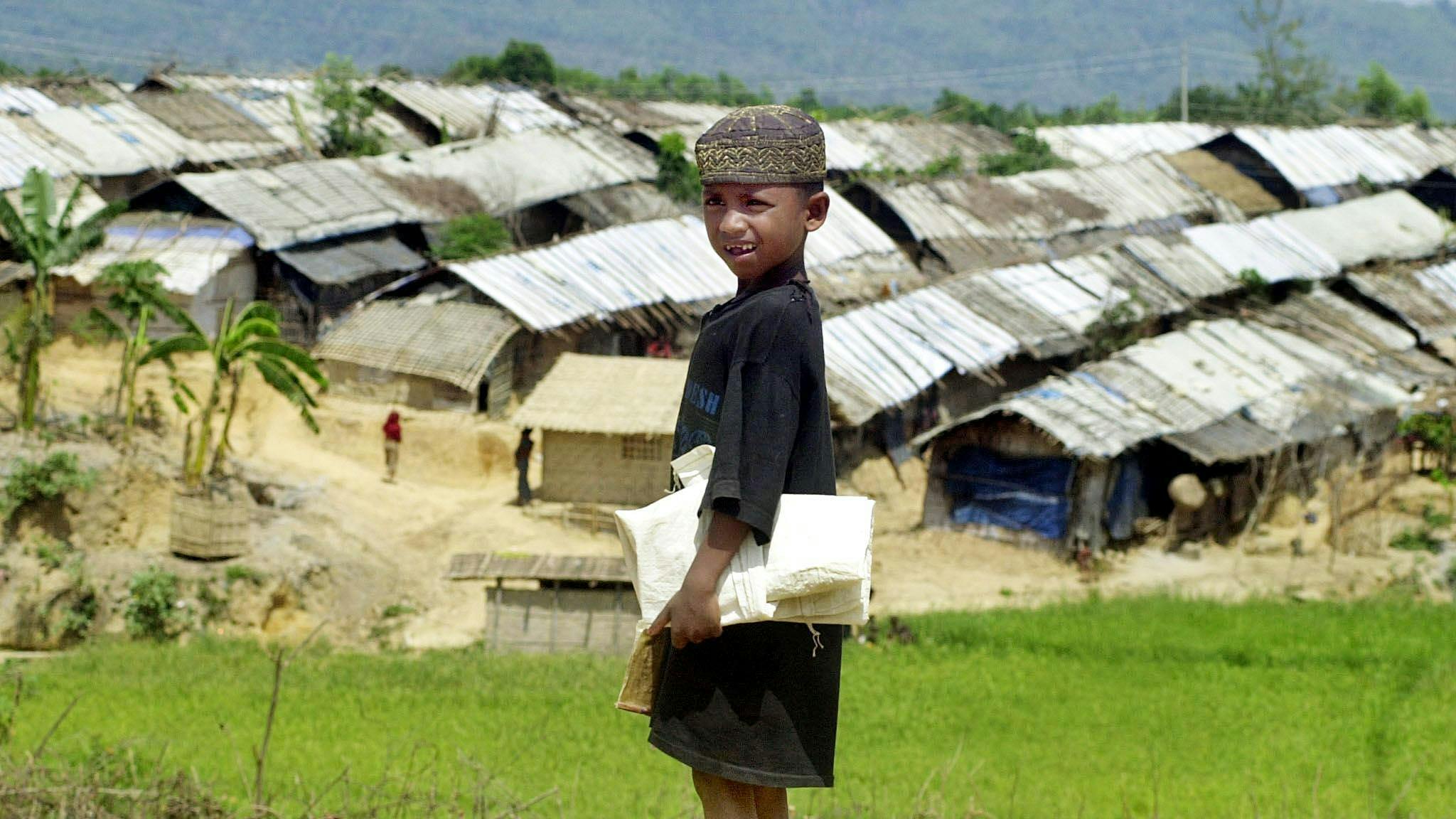 Een Rohingya-jongen in een vluchtelingenkamp.