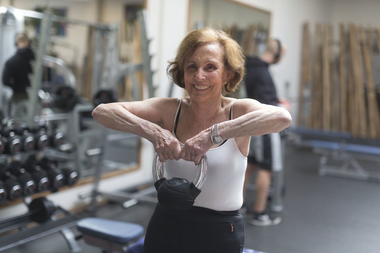 Nieuws uit mei dit jaar. Steeds meer ouderen vinden hun weg naar een fitnesscentrum. Bewegen voor ouderen in de vorm van krachttraining kan er voor zorgen dat ouderen geen spieren meer verliezen, maar juist sterker en stabieler worden. Resultaat van goede krachttraining is dat men fit en vitaal blijft en ‘krakkemikkigheid’ en ‘fragiliteit’ buiten de deur houdt.