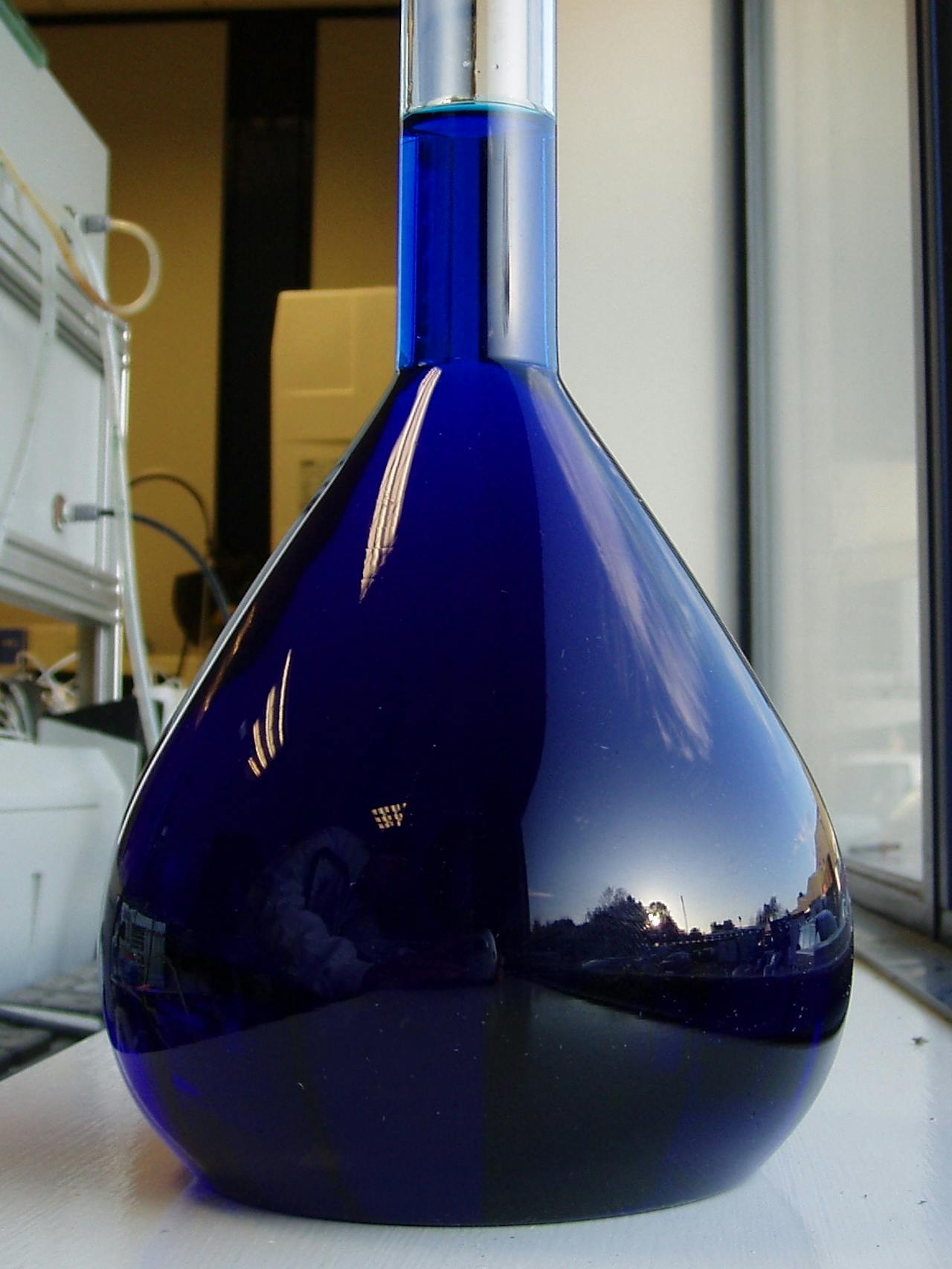 Een fles met de kleurstof methyleenblauw