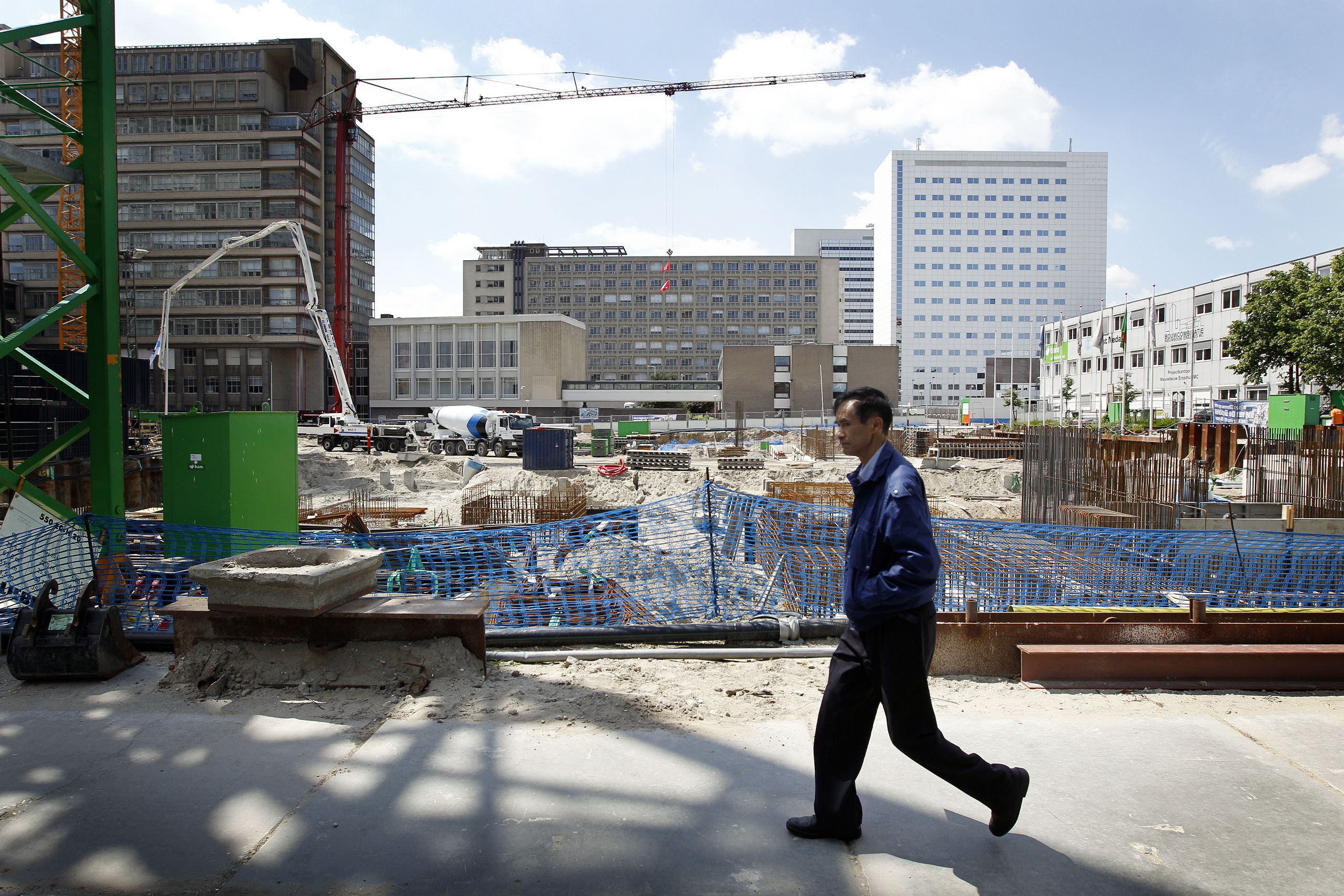 Bezoekers tijdens de Dag van de Bouw 2012 bekijken de voortgang op het terrein van het Erasmus Medisch Centrum. De nieuwbouw van het ziekenhuis komt op en rond de huidige locatie.