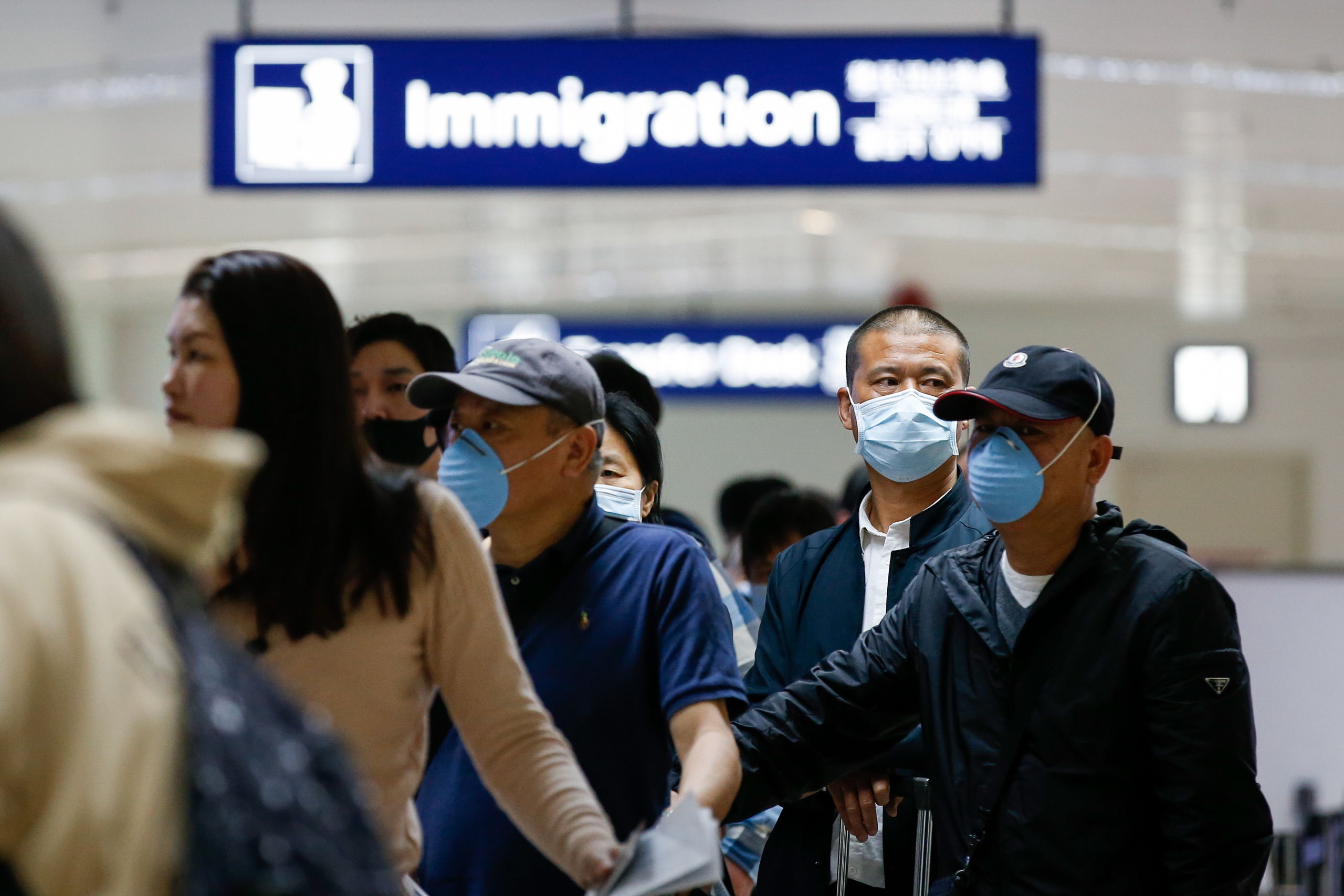 Chinese reizigers met mondkapjes komen aan in de Filipijnen. 
