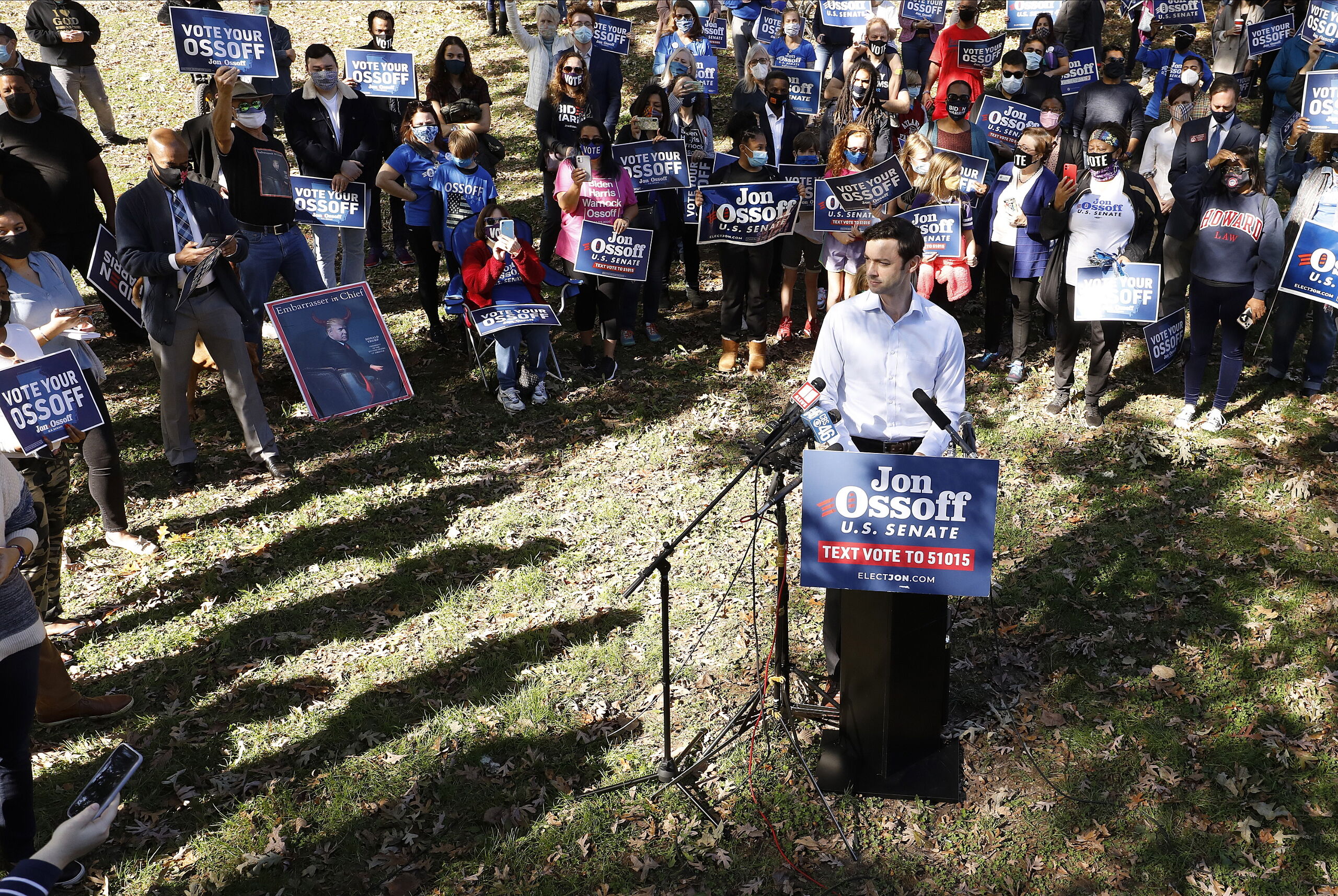 2020-11-06 00:00:00 epa08803202 Democratic Georgia US Senate candidate Jon Ossoff makes remarks to the news media in Atlanta, Georgia, USA, 06 November 2020. Ossoff is likely headed for a runoff election against Republican Senator from Georgia David Perdue. EPA/CHRIS ALUKA BERRY