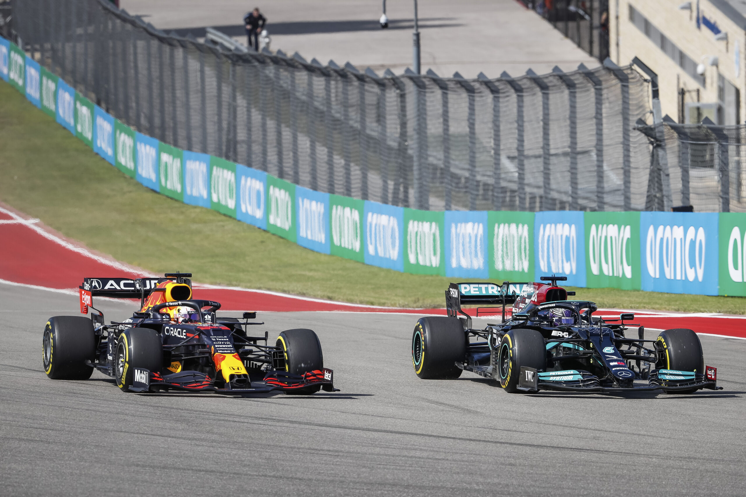 October 24, 2021, Austin, United States of America: Start, #33 Max Verstappen (NED, Red Bull Racing), #44 Lewis Hamilton (GBR, Mercedes-AMG Petronas F1 Team), F1 Grand Prix of USA at Circuit of The Americas on October 24, 2021 in Austin, United States of America. (Photo by HOCH ZWEI) (Credit Image: © Hoch Zwei via ZUMA Press Wire)