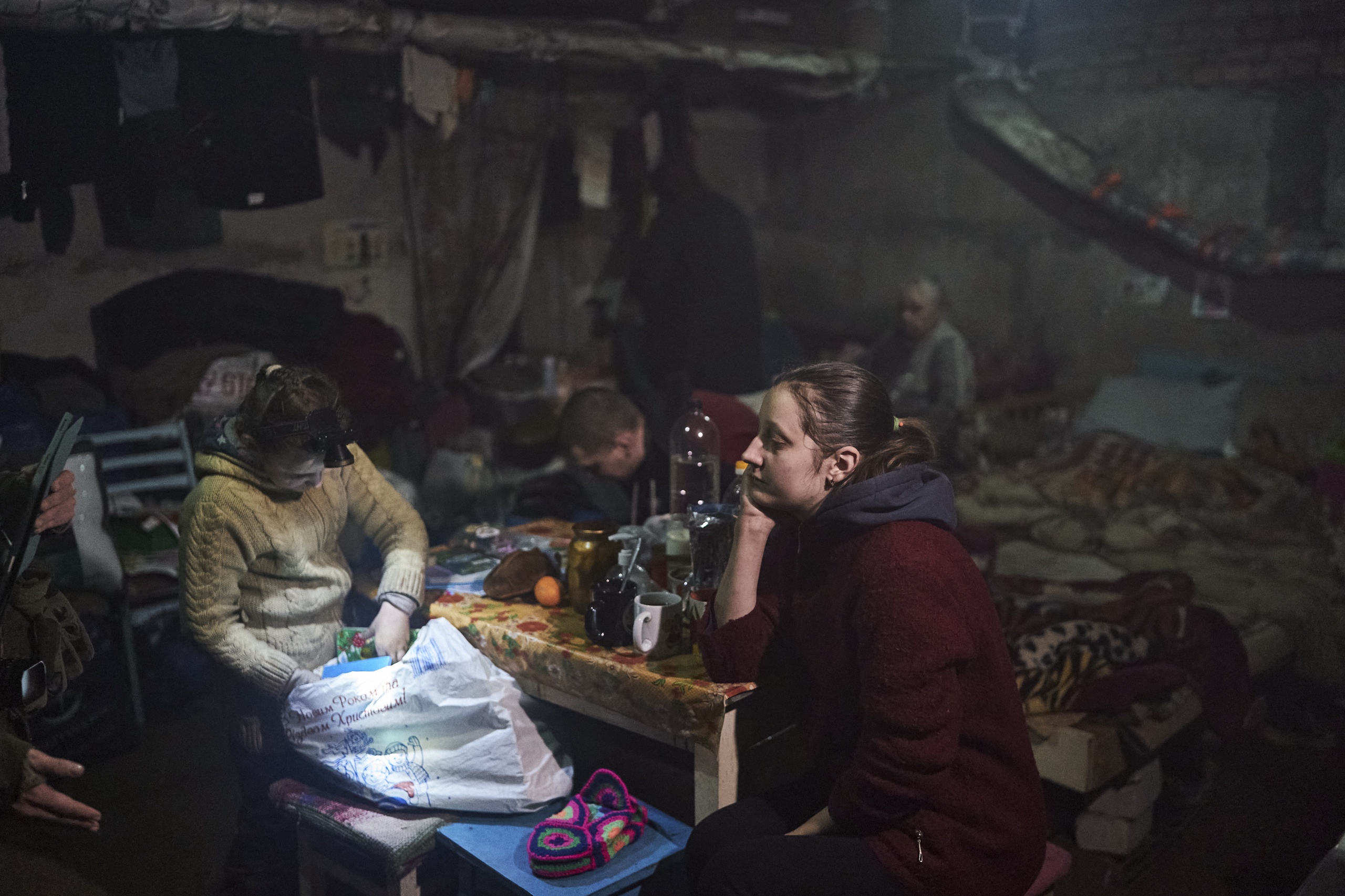 Anna zit met haar dochter Nastya (links) in een kelder terwijl de Russische aanvallen in de buurt (in Soledar) doorgaan.