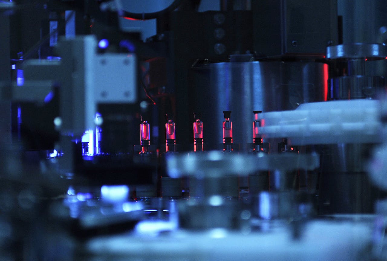 A picture taken on February 1, 2011 shows a vaccine assembly line in the vaccine production factory of Sanofi-Pasteur, the vaccine branch of the French pharmaceutical giant Sanofi-Aventis, in Marcy-l'Etoile, outside Lyon. Sanofi-Aventis won control of giant US biotechnology group Genzyme on February 16, 2011. AFP PHOTO / PHILIPPE DESMAZES (Photo by PHILIPPE DESMAZES / AFP)