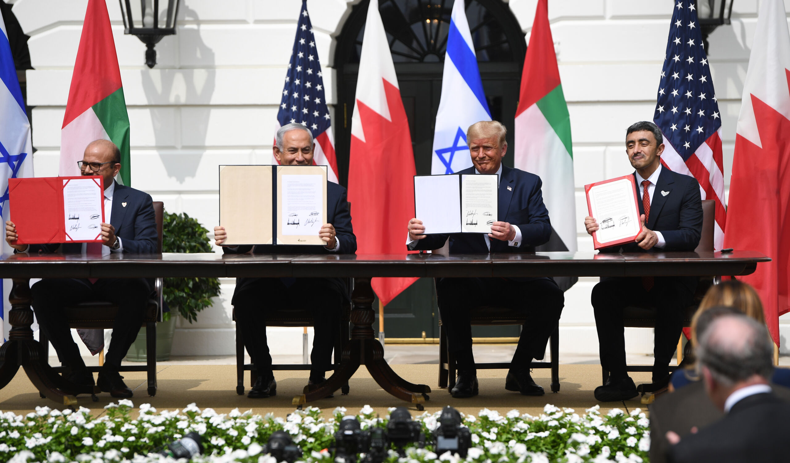 Bahrein, de Verenigde Arabische Emiraten, Israël en de Verenigde Staten tekenen een akkoord voor de normalisatie van de banden tussen de Arabische landen en Israël.