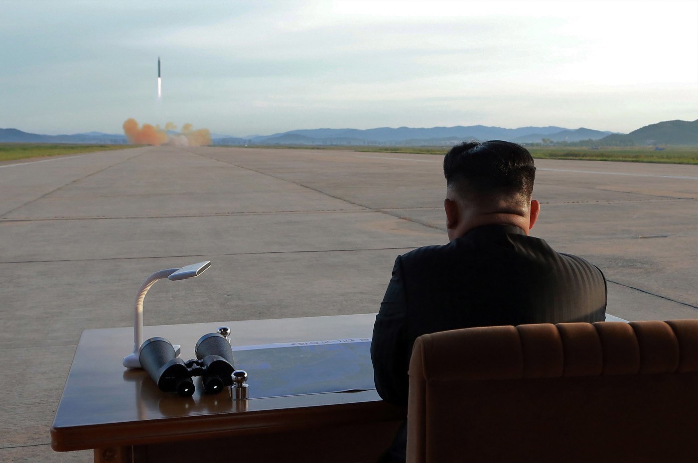 Kim Jong-un kijkt toe bij een raketlancering.