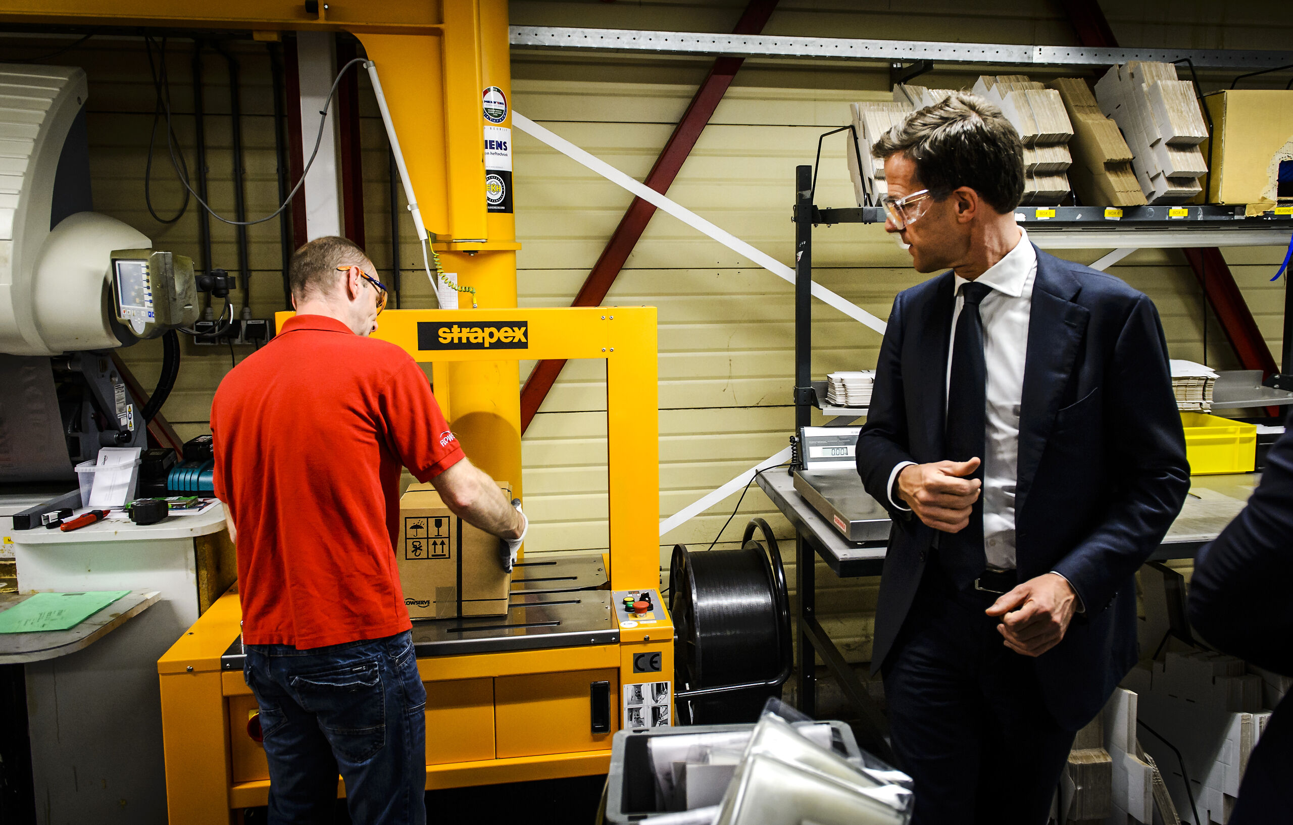 Premier Mark Rutte wandelt door een vestiging van Flowserve