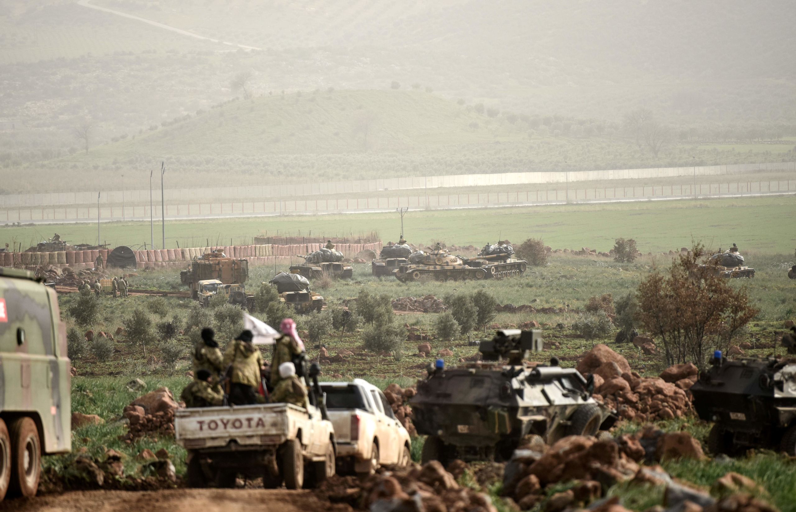 Turkse troepen langs de Syrische grens.