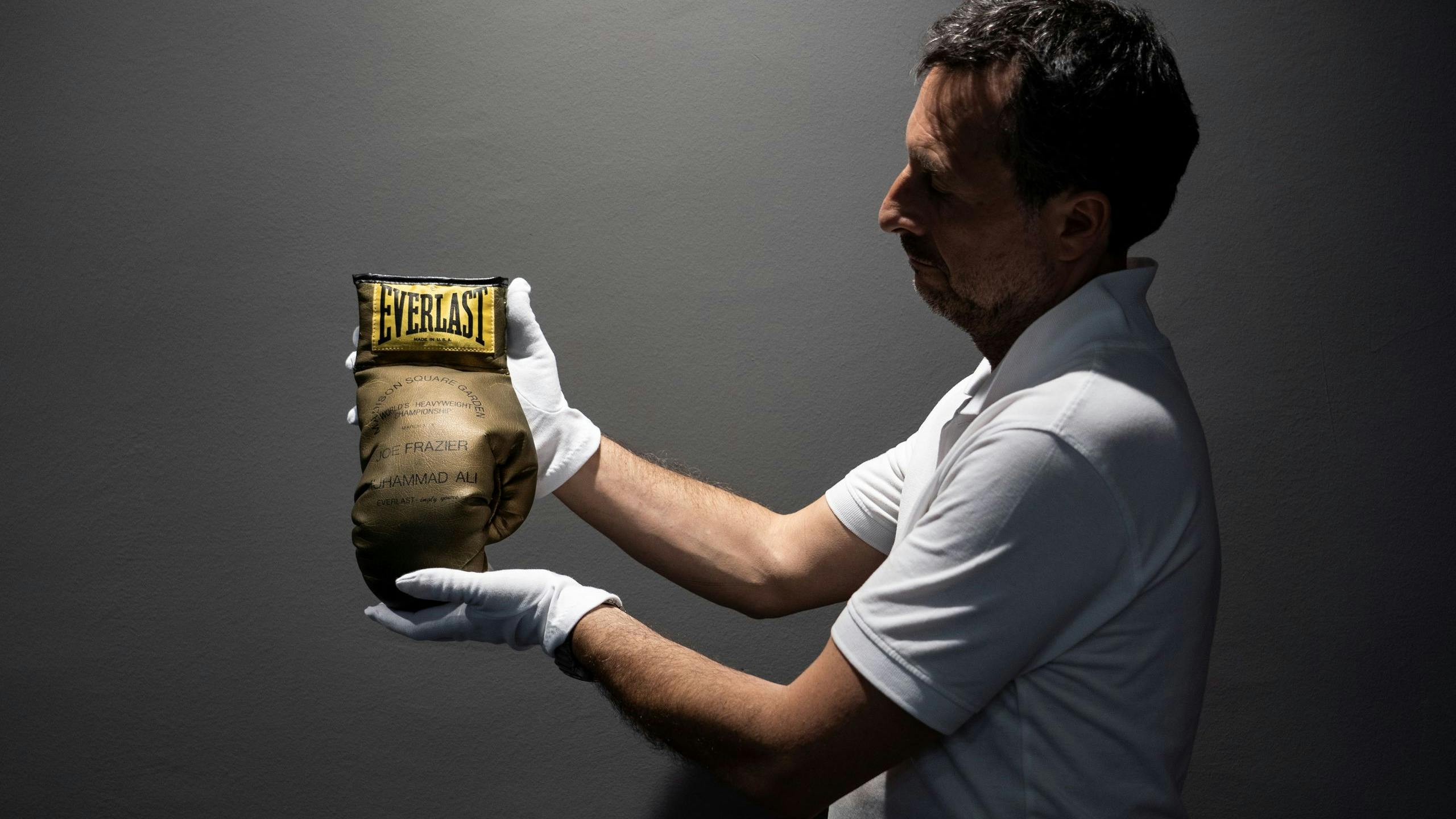 Te koop: de bokshandschoenen van Mohammed Ali uit 1971 MARCO BERTORELLO / AFP