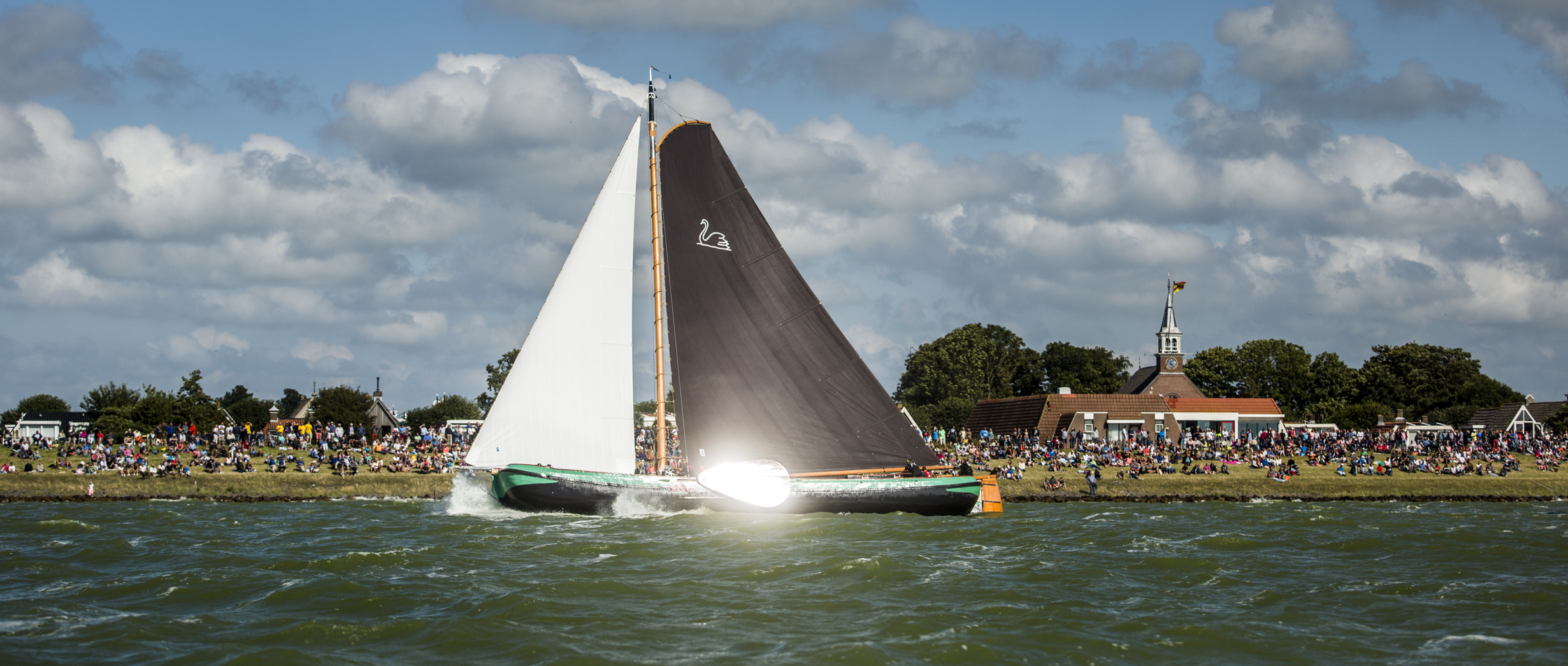 Skutsjes in actie op het water bij Stavoren in Friesland.