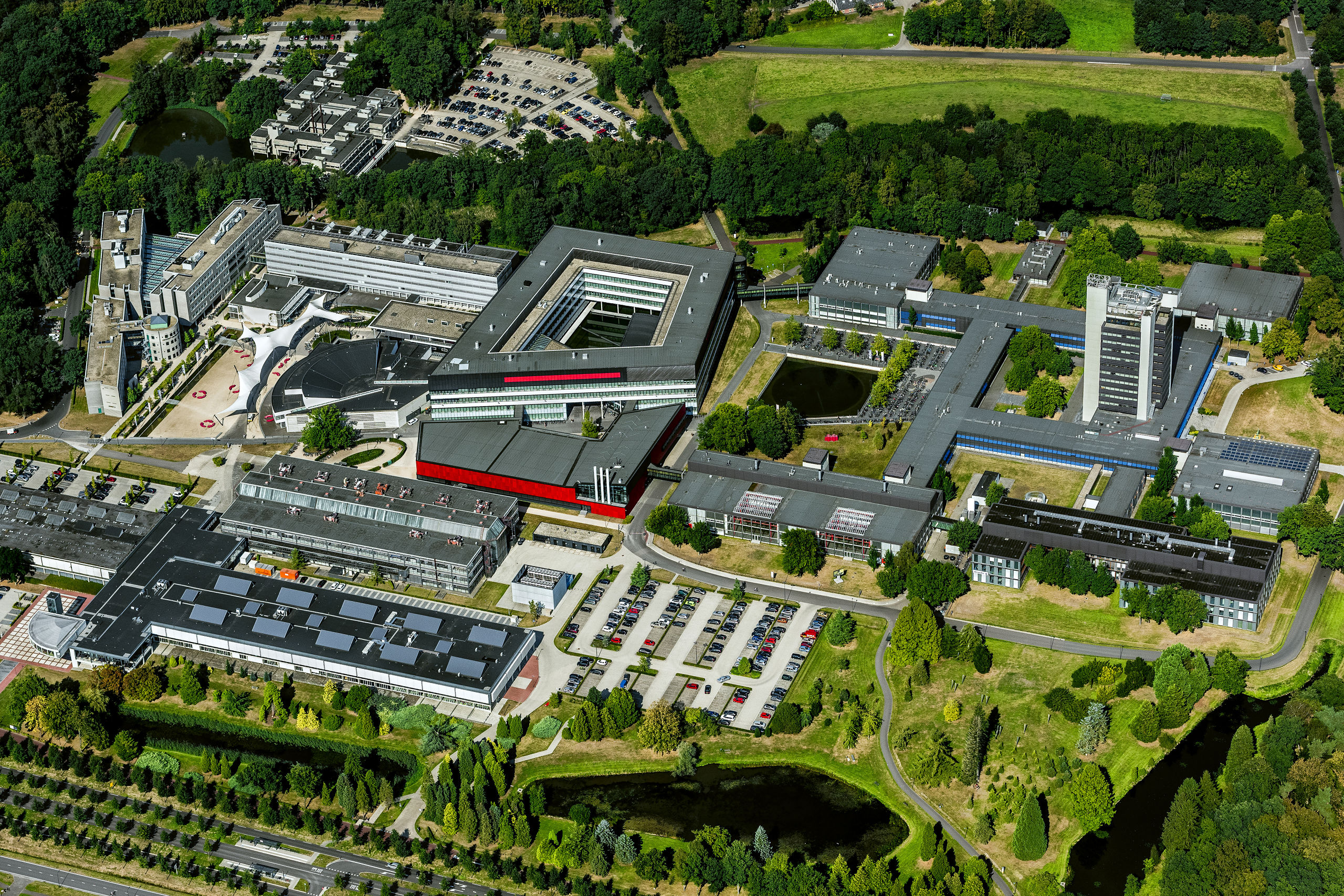 Luchtfoto van de Universiteit Twente.
