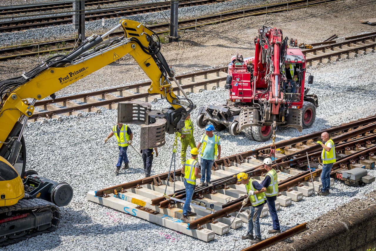 UTRECHT - ProRail is bezig met het vervangen van de wissels tussen Utrecht Centraal en Utrecht Overvecht. De sporen tussen de twee stations zijn aan vervanging toe. In totaal worden 23 wissels en 500 meter spoor vervangen. De beveiliging en de bovenleiding worden ook aangepakt. ANP LEX VAN LIESHOUT