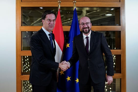 Voorzitter van de Europese Raad, Charles Michel (R) Verwelkomt premier Mark Rutte