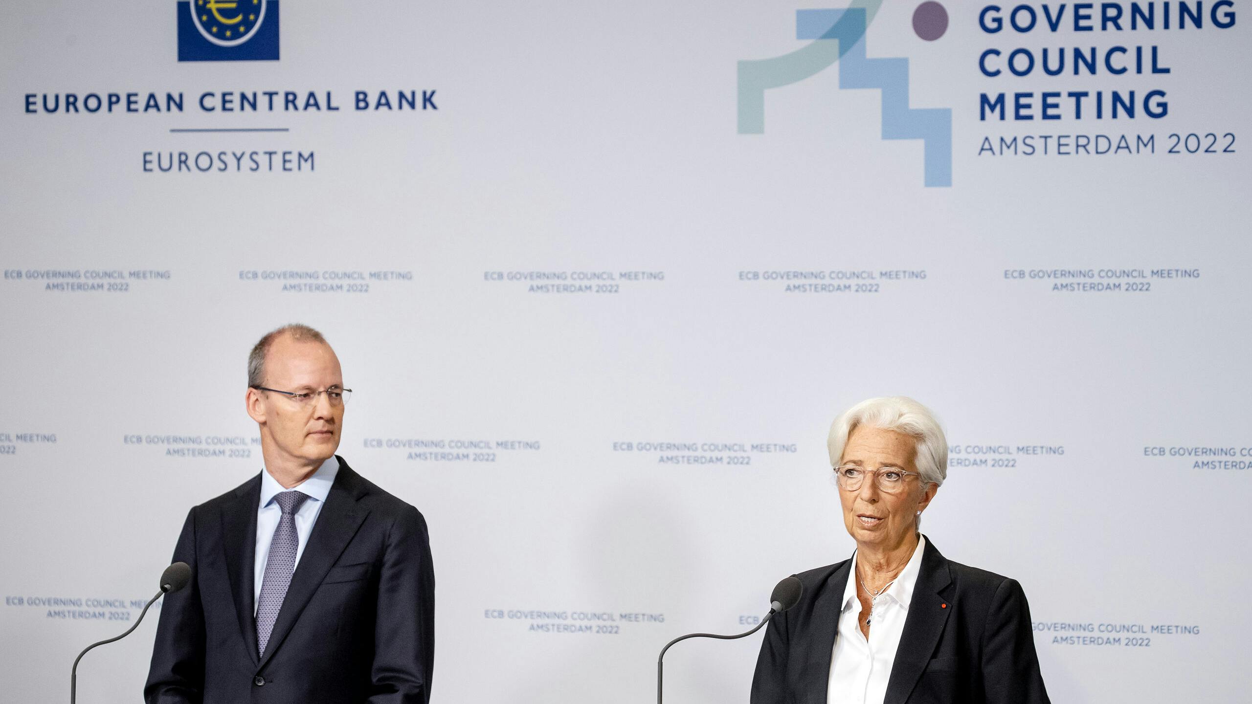 President Klaas Knot van De Nederlandsche Bank en president Christine Lagarde van de ECB (R) op de persconferentie in de Hermitage na afloop van de vergadering van de Europese Centrale Bank. De centrale bank is van plan de rente voor het eerst sinds 2011 weer te verhogen. 
