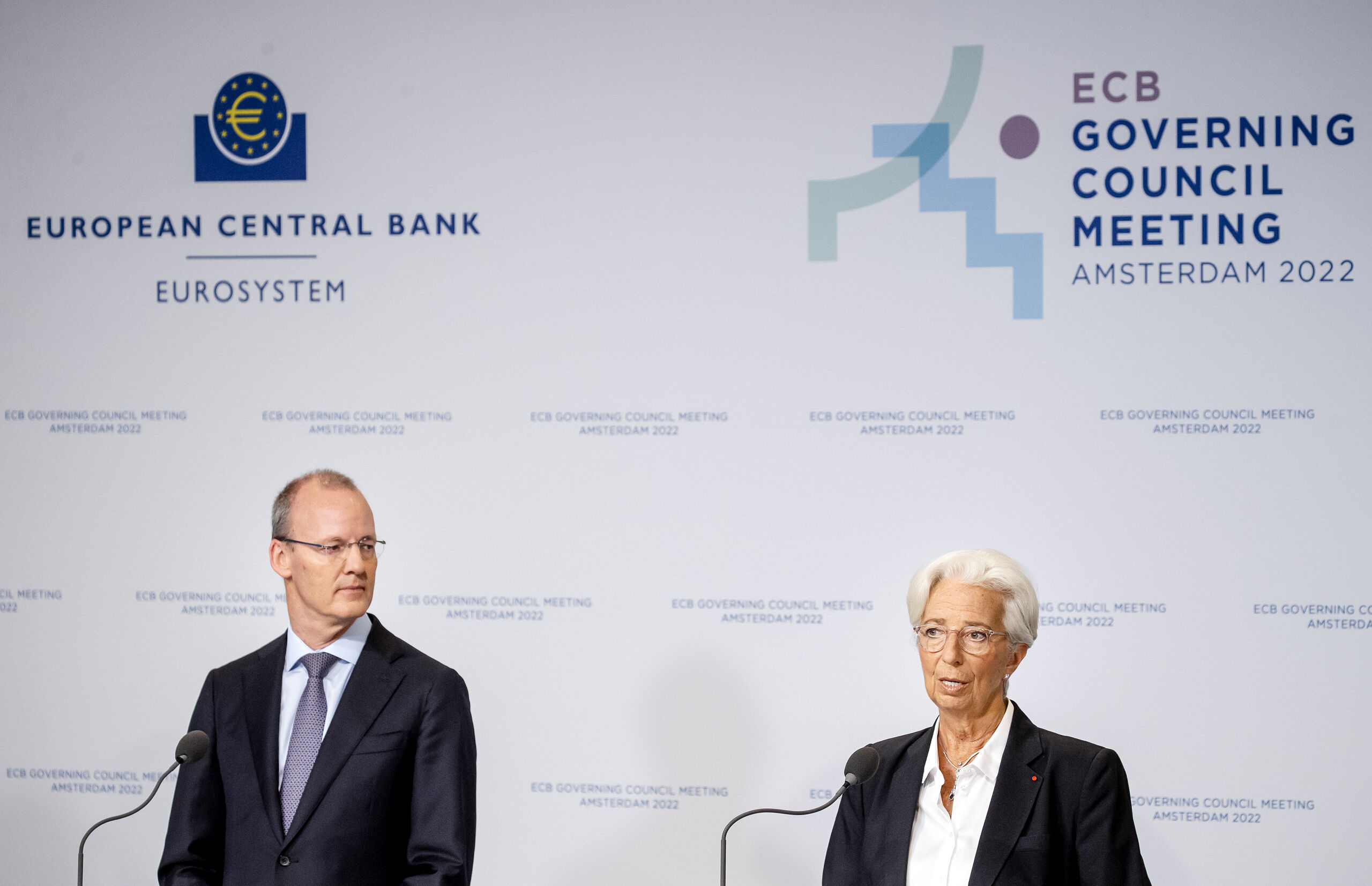President Klaas Knot van De Nederlandsche Bank en president Christine Lagarde van de ECB (R) op de persconferentie in de Hermitage na afloop van de vergadering van de Europese Centrale Bank. De centrale bank is van plan de rente voor het eerst sinds 2011 weer te verhogen.