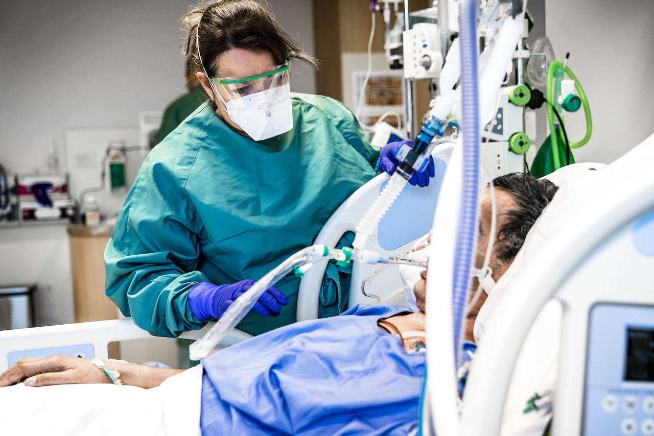Verplegers aan het werk met een coronapatient op de Intensive Care van het Anna Ziekenhuis in Geldrop.