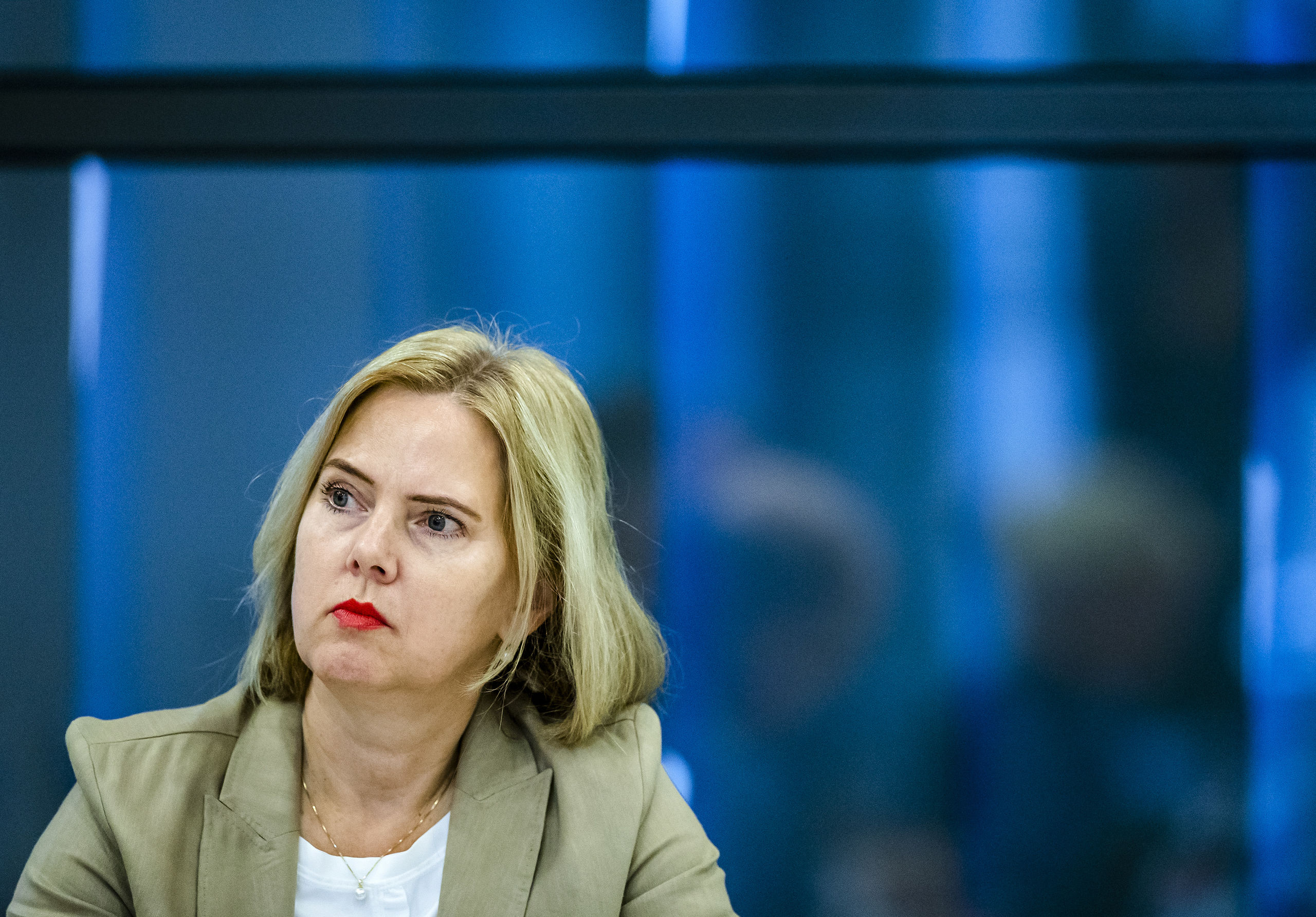 Minister Cora van Nieuwenhuizen (Infrastructuur en Waterstaat) tijdens een notaoverleg over de luchtvaart tijdens de coronacrisis. 