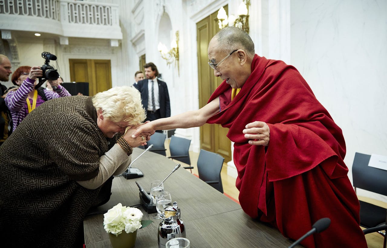 Erica Terpstra begroet de dalai lama in het gebouw van de Tweede Kamer in Den Haag. De geestelijk leider van Tibet heeft in de Oude Zaal een ontmoeting met Kamerleden van de commissie voor Buitenlandse Zaken.