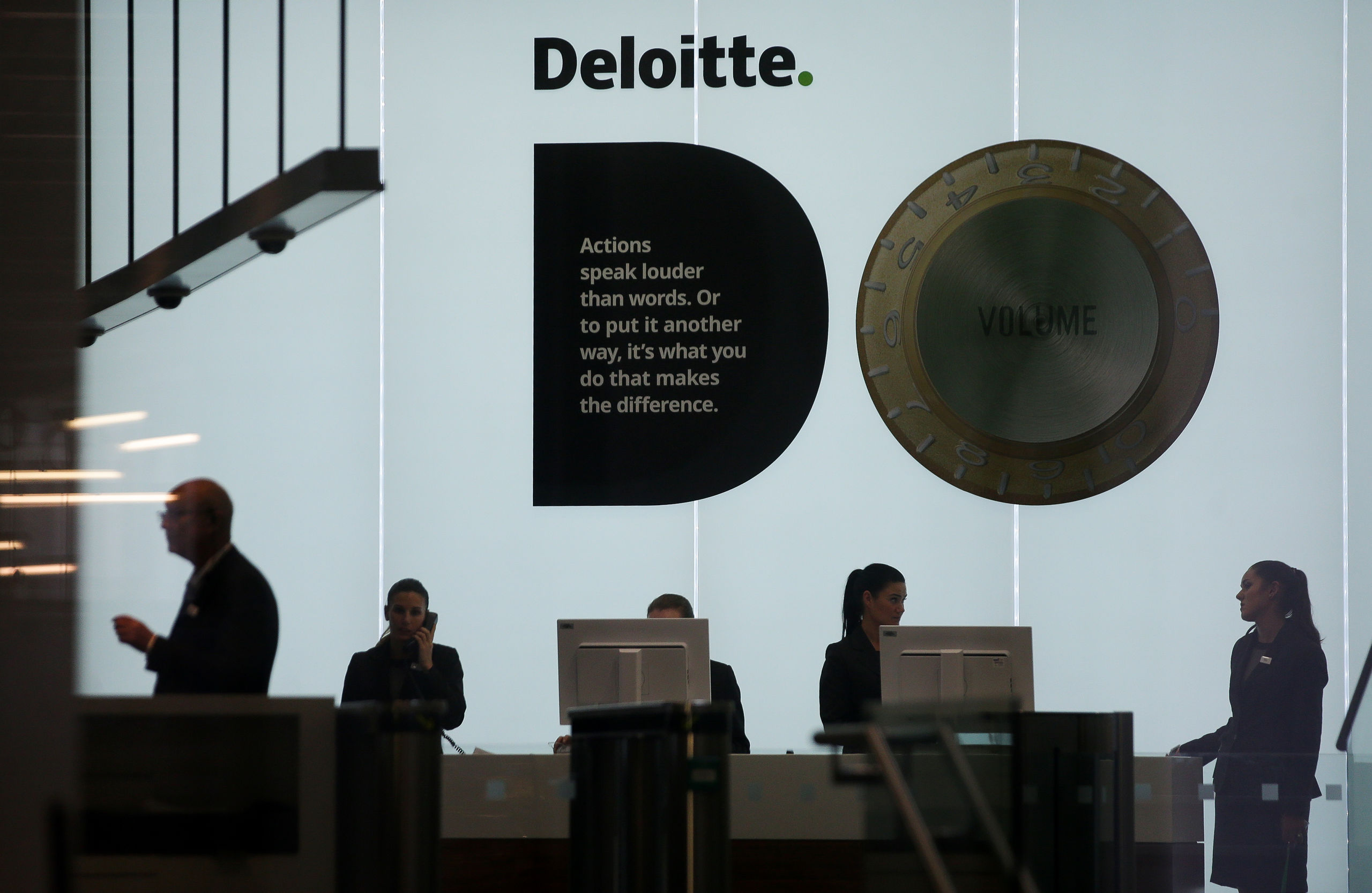 Veel activiteit bij een Deloitte-kantoor in Londen