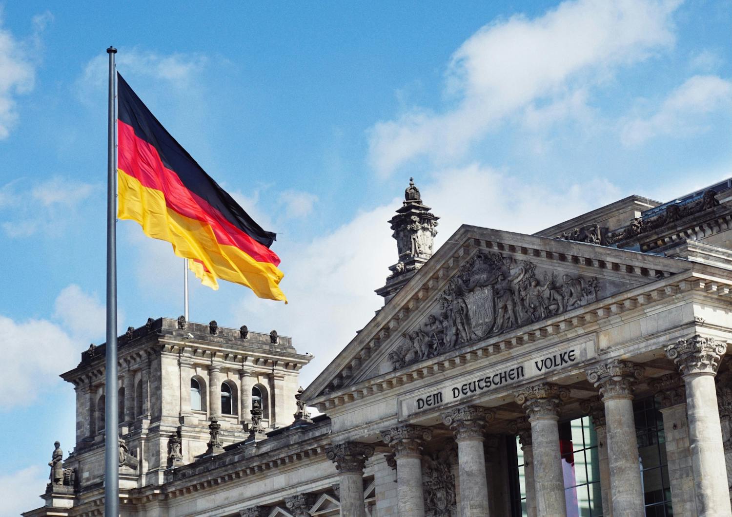 Die deutsche Wirtschaft schrumpft schneller als erwartet, eine Rezession droht