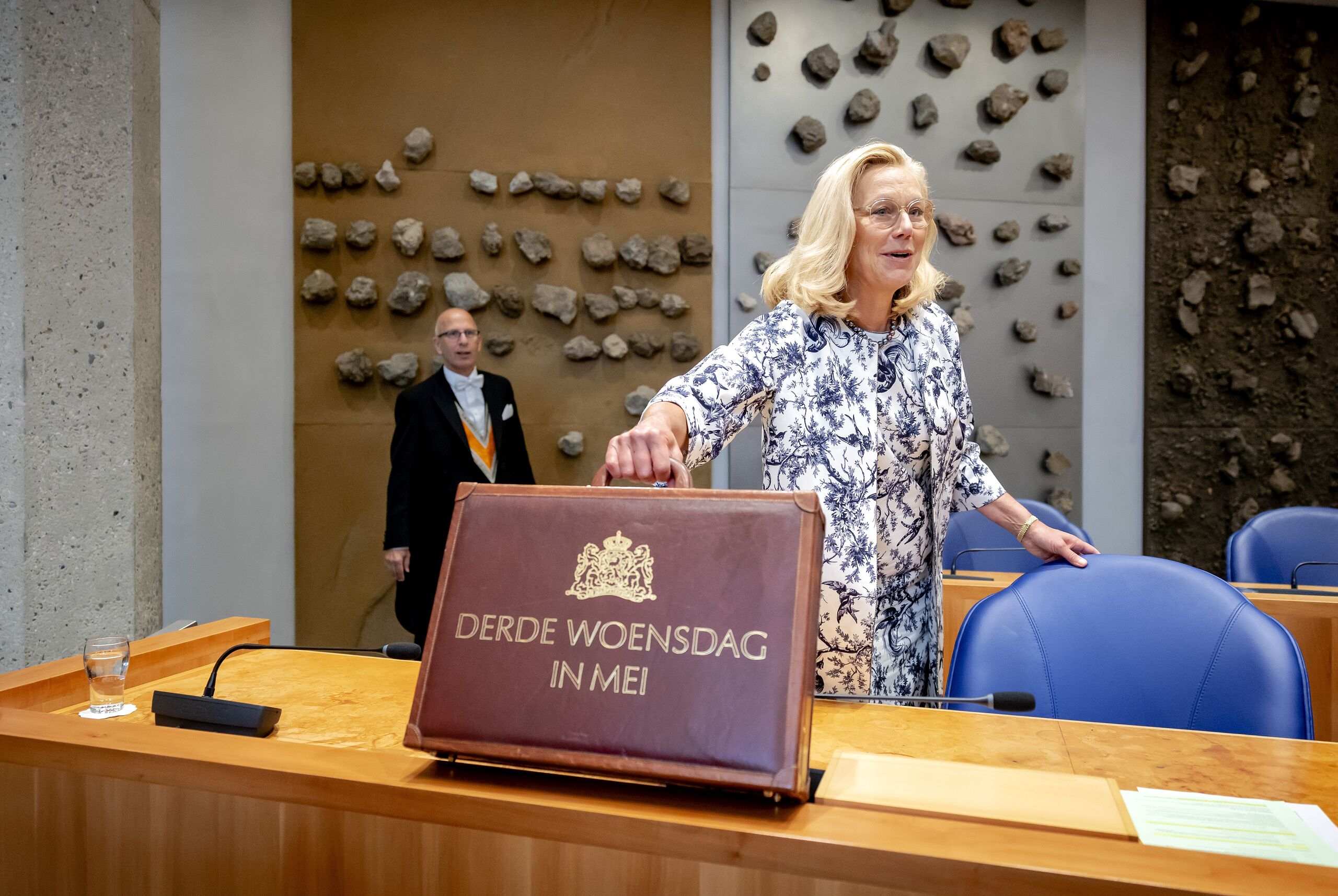 Minister van Financien Sigrid Kaag overhandigt het Financieel Jaarverslag van het Rijk over 2021 aan de Tweede Kamer.