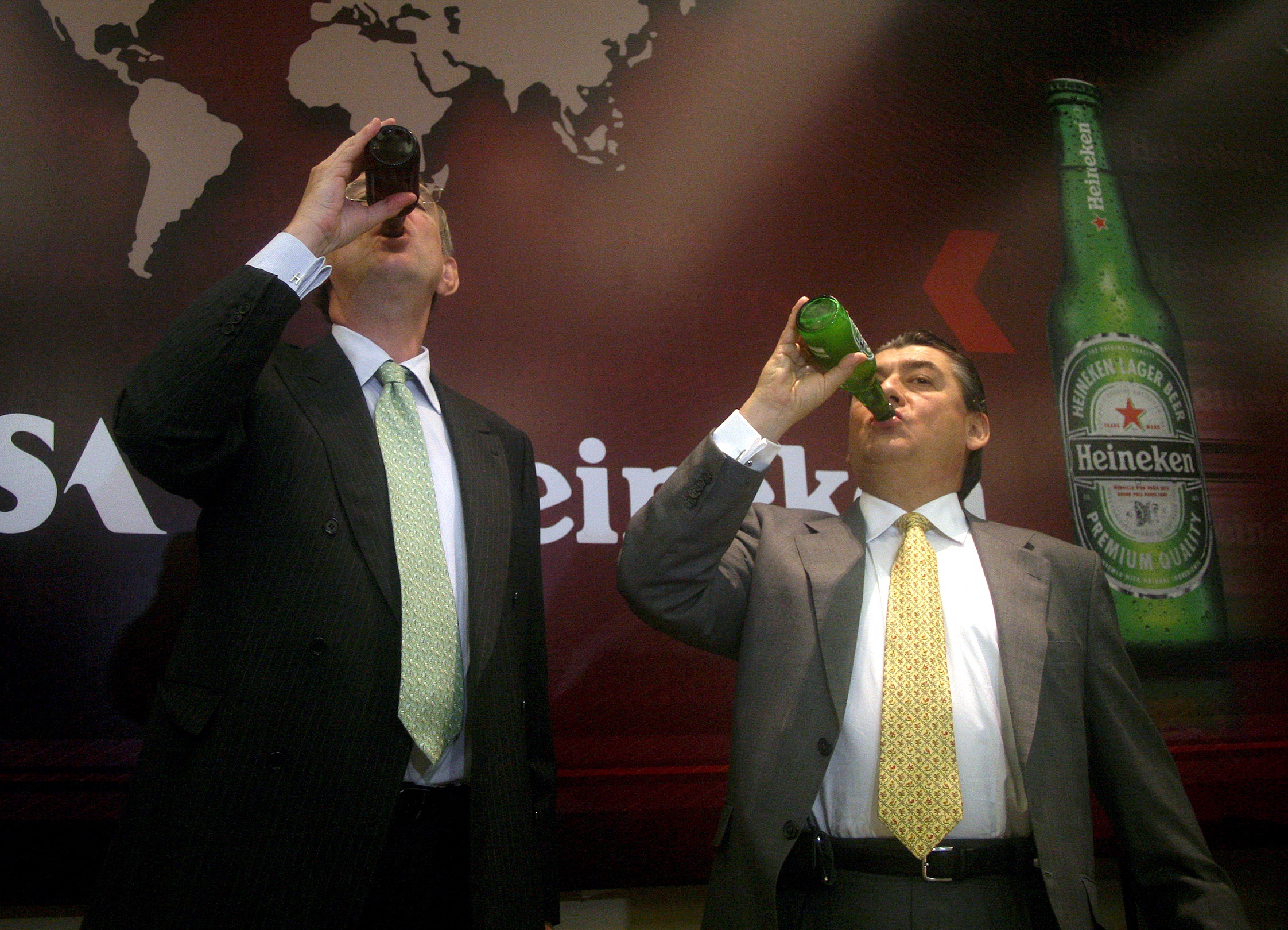Former Heineken CEO Jean-Francois van Boxmeer and Femsa CEO Jose Antonio Fernandez in 2010. Femsa, major shareholder in Heineken, now wants to sell its interest in the beer brewer.