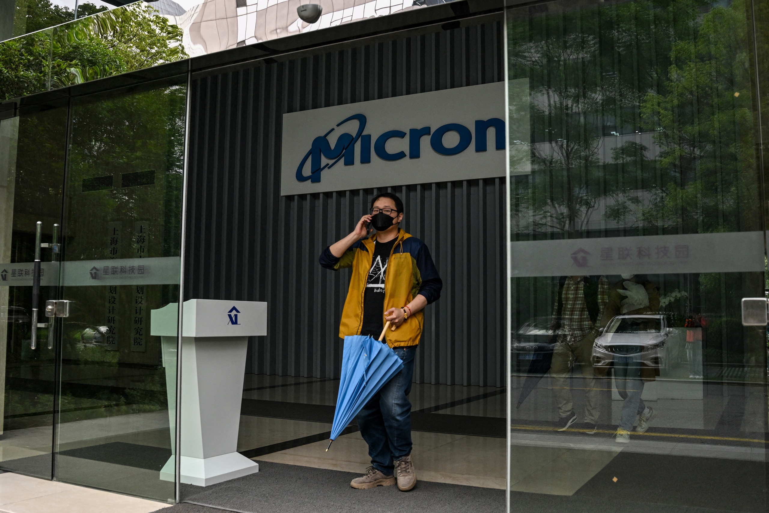 Micron employee in Shanghai.  China will ban imports of chips from Micron, America's largest chip maker.  It was China's first reaction after the US and Europe had already imposed multiple boycotts.