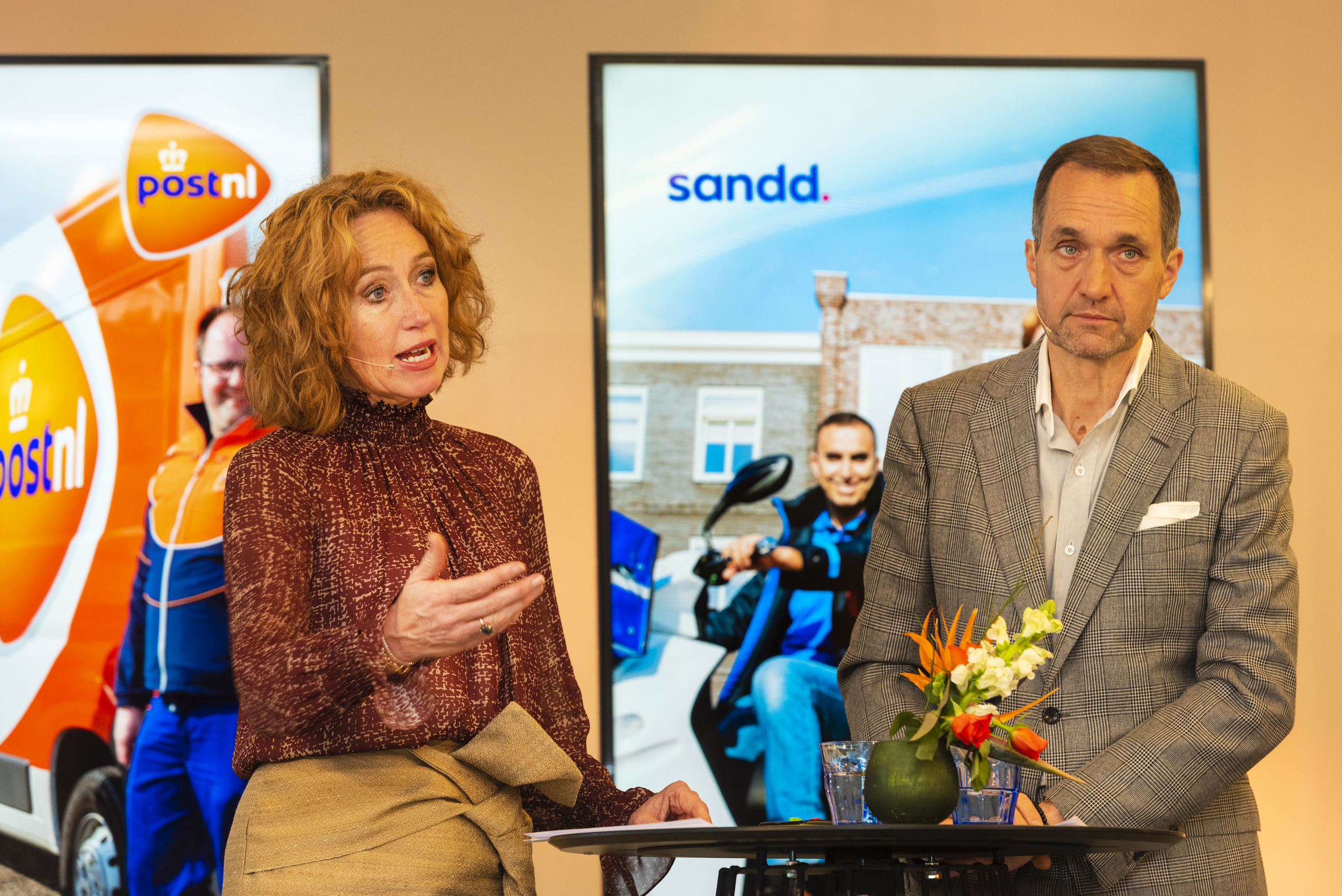 AMSTERDAM - Herna Verhagen, CEO van PostNL en Ronald van de Laar, directeur van Sandd Holding geven een toelichting op de voorgenomen samenvoeging van de postnetwerken van PostNL en Sandd. ANP EVERT ELZINGA 