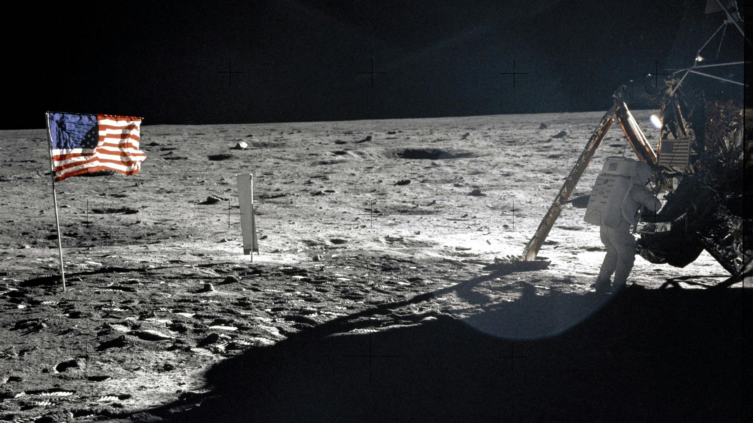 Astronaut Neil Armstrong op de maan tijdens de Apollo ll missie