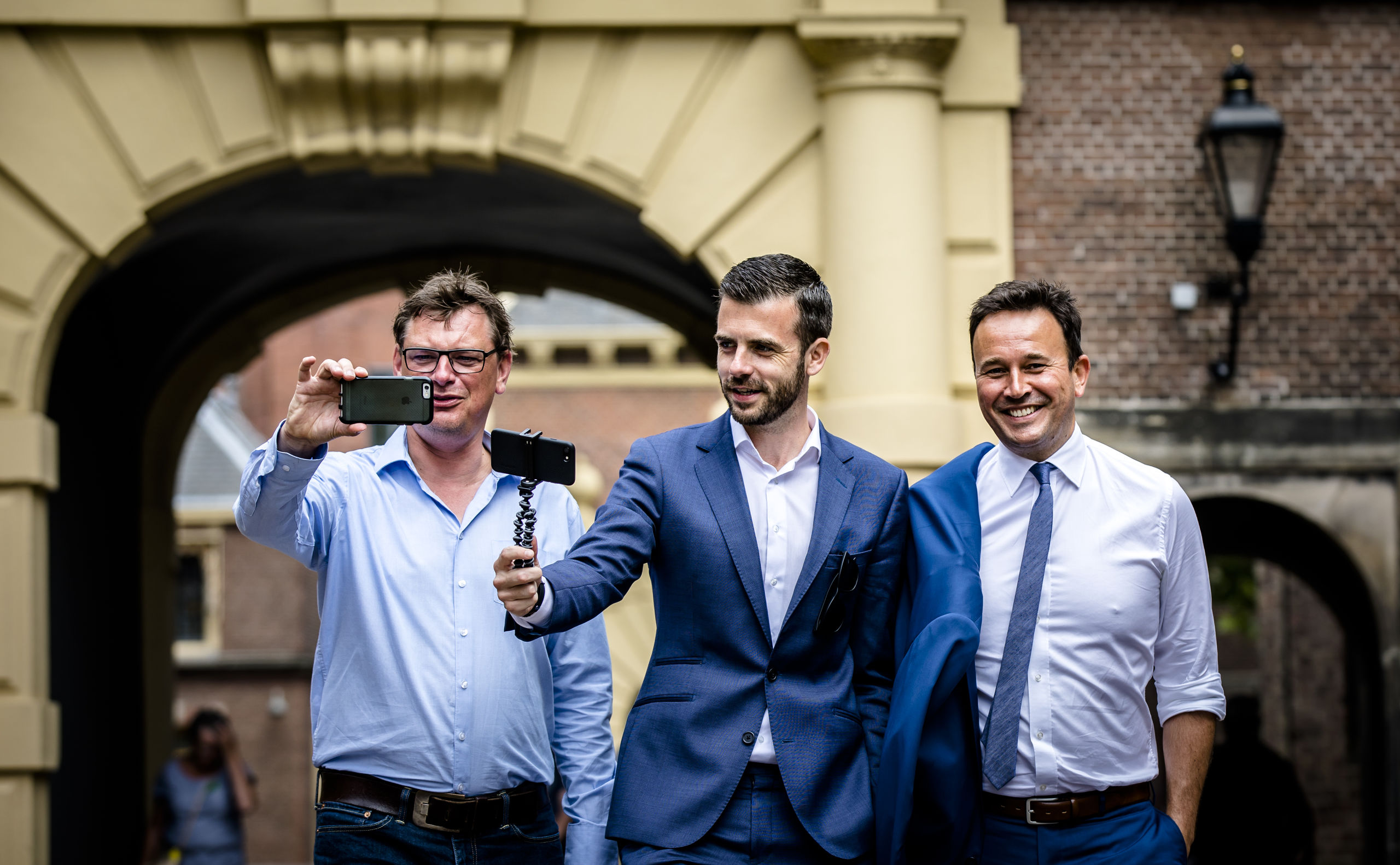 NOS formatievloggers Joost Vullings, Vincent Rietbergen en Xander van der Wulp poseren op het Binnenhof. ANP BART MAAT