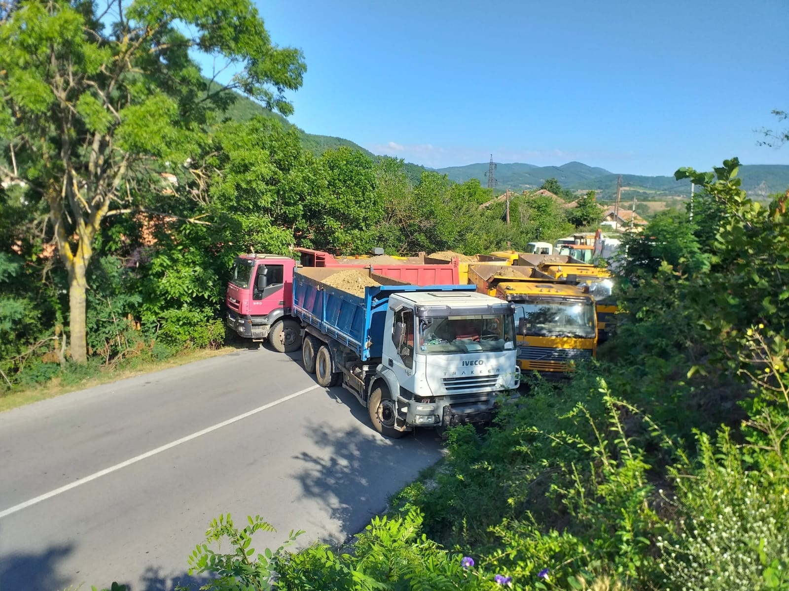 Vrachtwagens blokkeren de Jarinje grensovergang in Mitrovica, Kosovo
