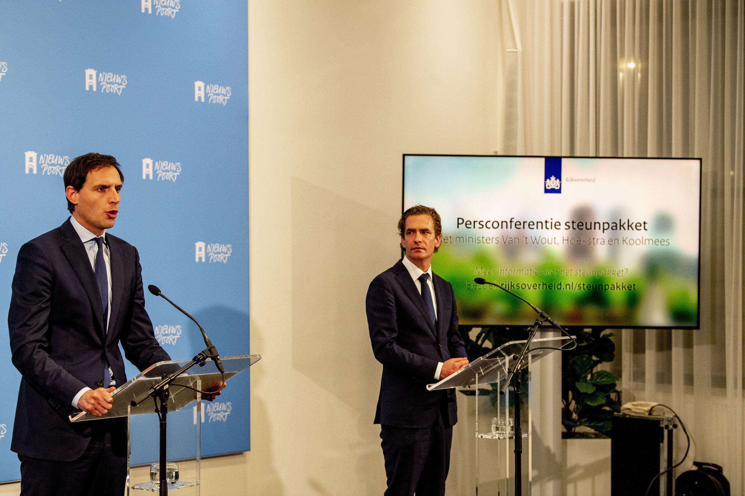 DEN HAAG - Ministers Hoekstra en Van 't Wout op een persconferentie over de steunmaatregelen 