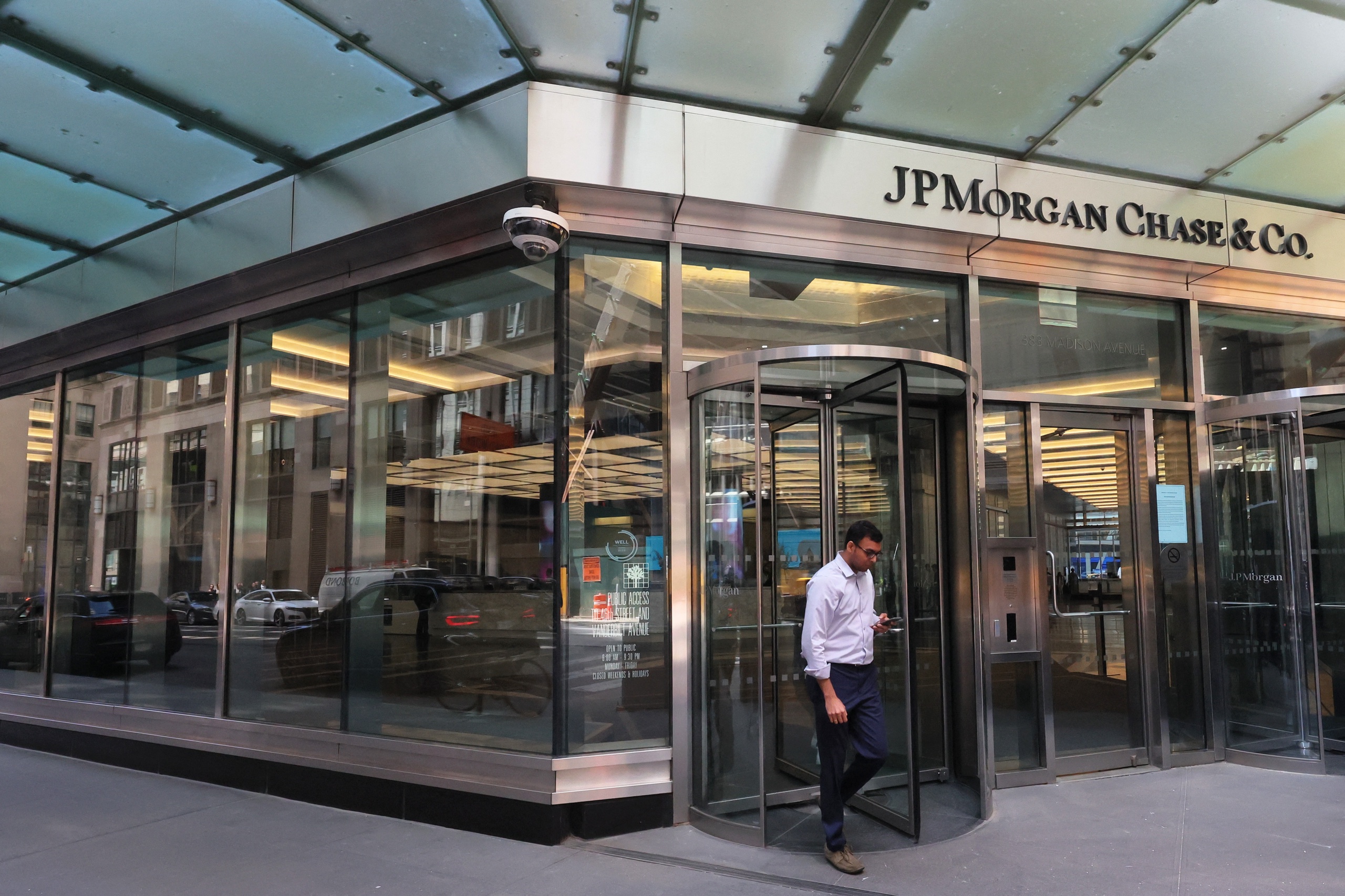 Waar de medewerkers van de omgevallen bank First Republic Bank nog geen maand geleden overgingen naar JPMorgan Chase, daar grijpt de nieuwe eigenaar nu al in. Duizend mensen worden ontslagen, wat betekent dat één op de zeven bankiers op zoek moet naar een nieuwe werkgever.