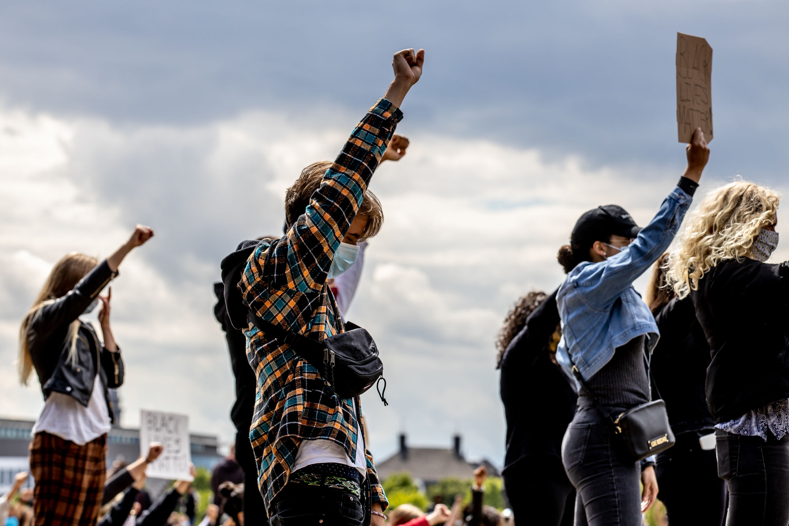 Actievoerders demonstreren op De Griend in Maastricht tegen racisme.