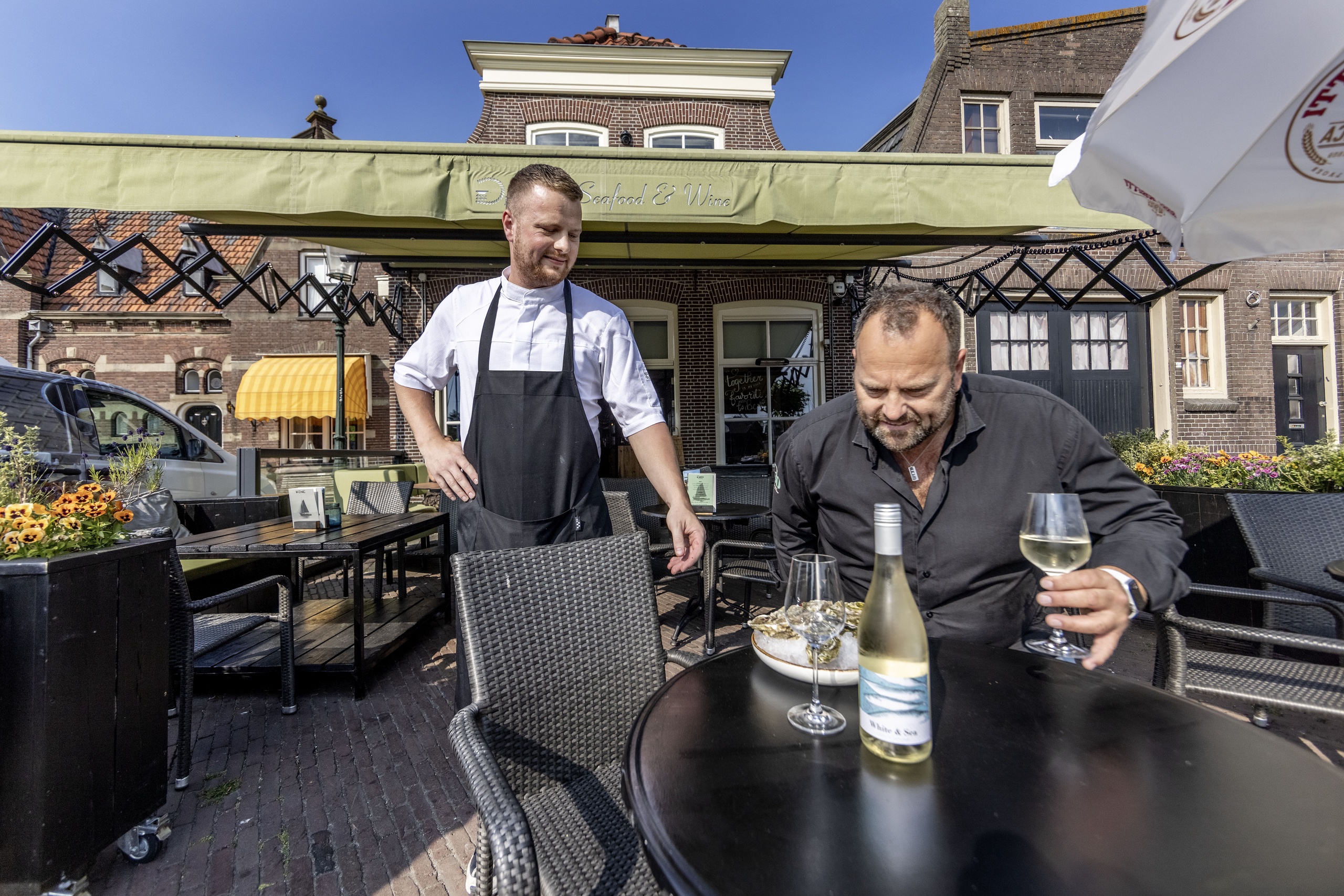 Horeca-ondernemer Jacco Schilder van De 80 Seafood & Wine in Enkhuizen kon niet genoeg arbeidskrachten vinden en heeft daarom maar besloten om zijn terras fors te verkleinen.