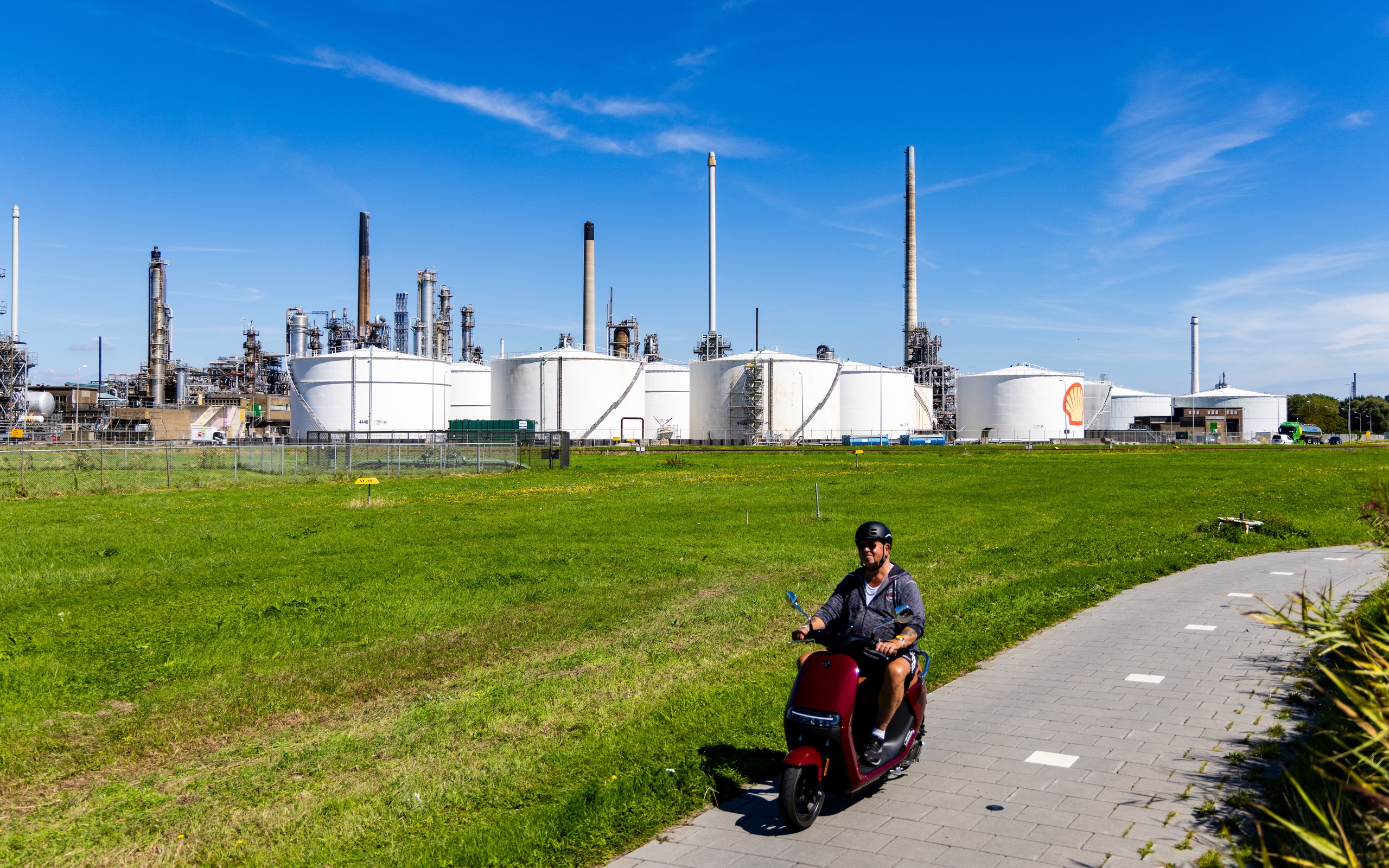 Shell rafinaderij in de Rotterdamse haven. Milieuorganisatie Mobilisation for the Environment (MOB) sluit een stop op procedures tegen projecten als Porthos niet uit, als de rekening voor deze projecten bij de vervuilende partijen, zoals Shell, komt te liggen.