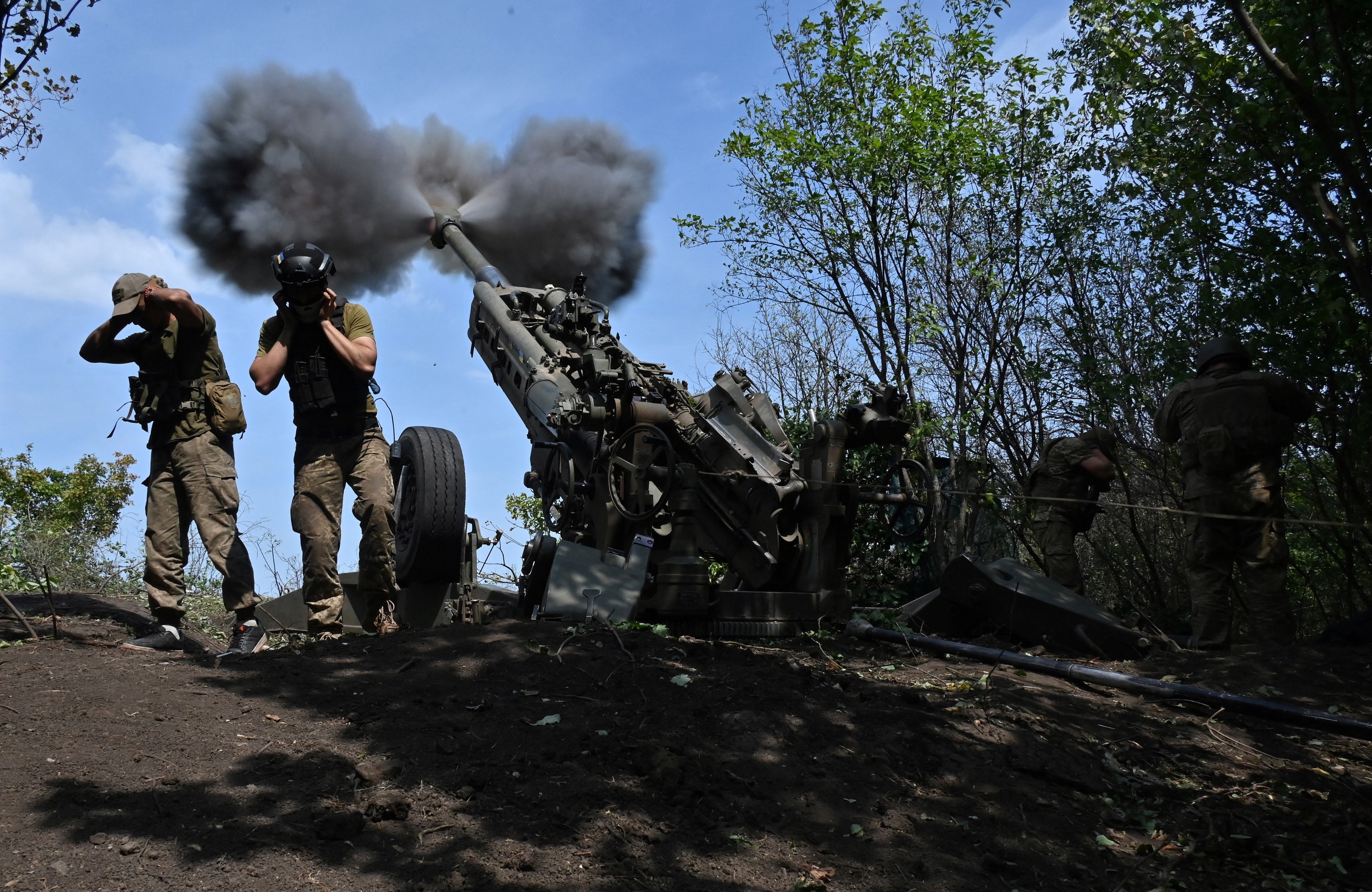 Oekraïense schutters vuren een door de VS gemaakte M777 houwitser af vanuit hun positie aan de frontlinie in de regio Charkov op 1 augustus 2022, te midden van de militaire invasie van Rusland in Oekraïne. 