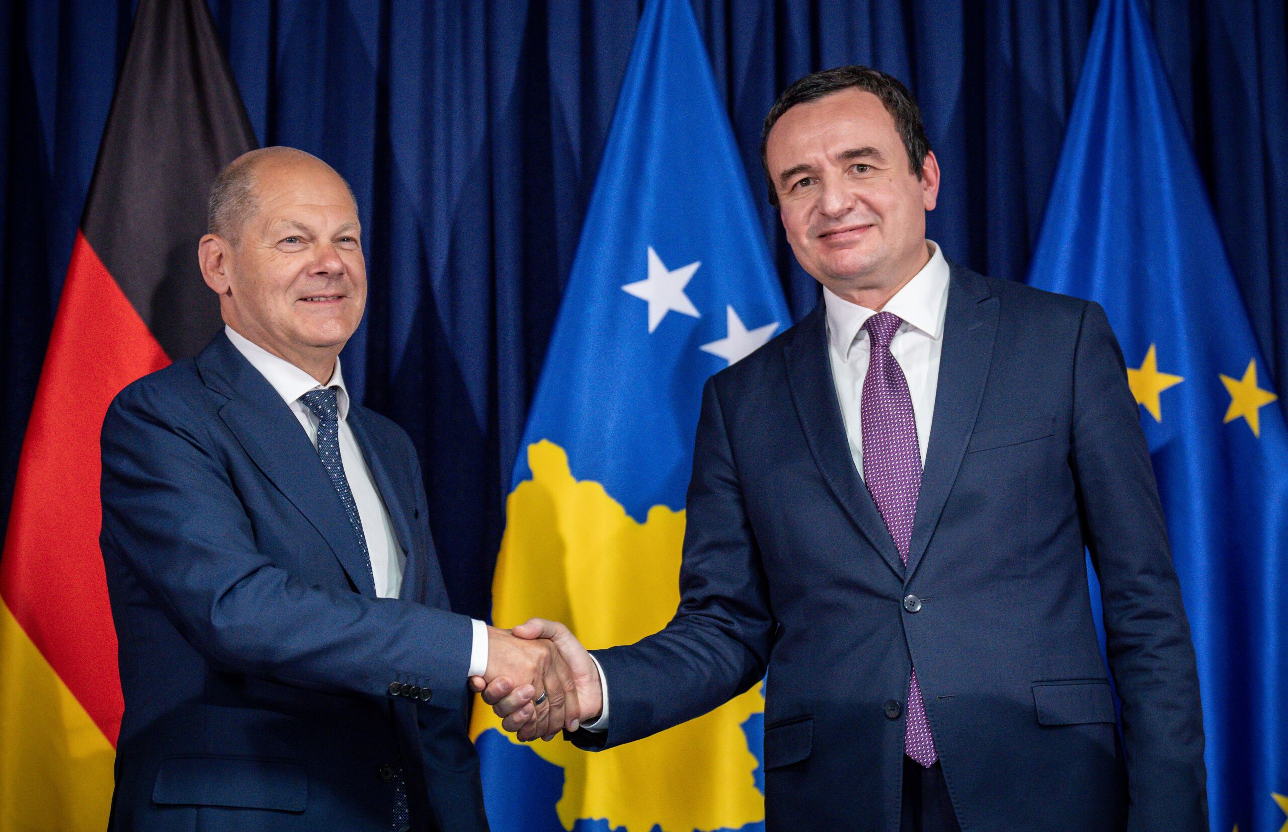 Bondskanselier Olaf Scholz (l) schudt de hand van premier Albin Kurti van Kosovo