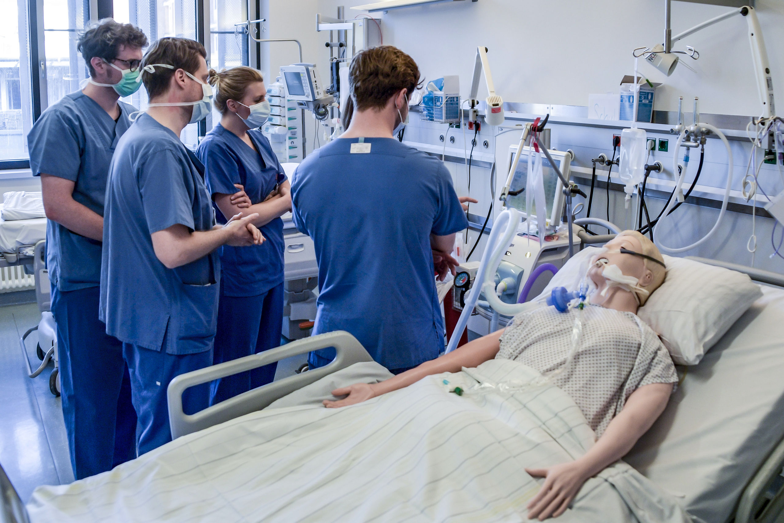 2020-03-25 16:09:26 Hospital doctors are instructed to handle a ventilator at the Universitaetsklinikum Eppendorf in Hamburg, on March 25, 2020. Currently ten Covid-19/ Corona patients are treated in the hospital. Axel Heimken / POOL / AFP