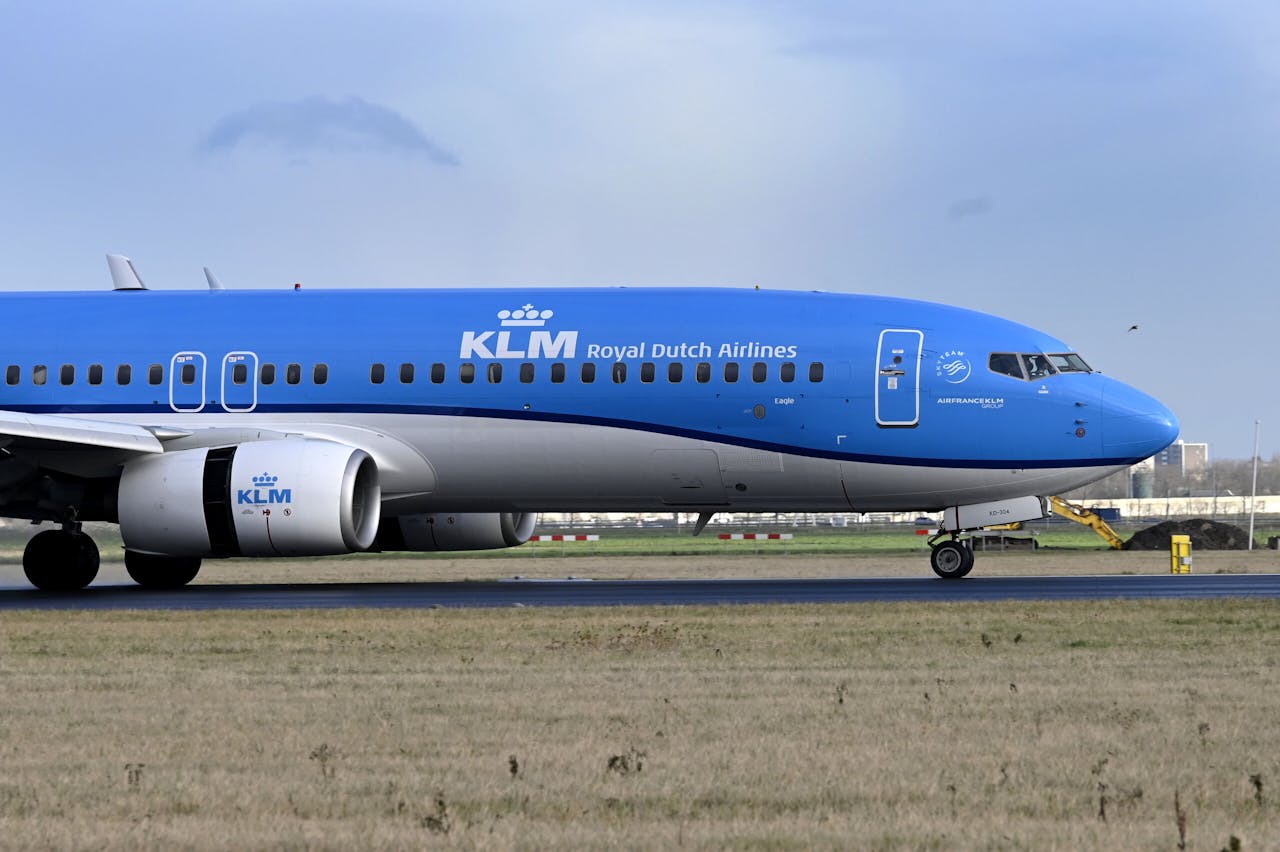 SCHIPHOL - Boeing 737 van de KLM net na de landing ANP / Hollandse Hoogte / Dijkstra bv